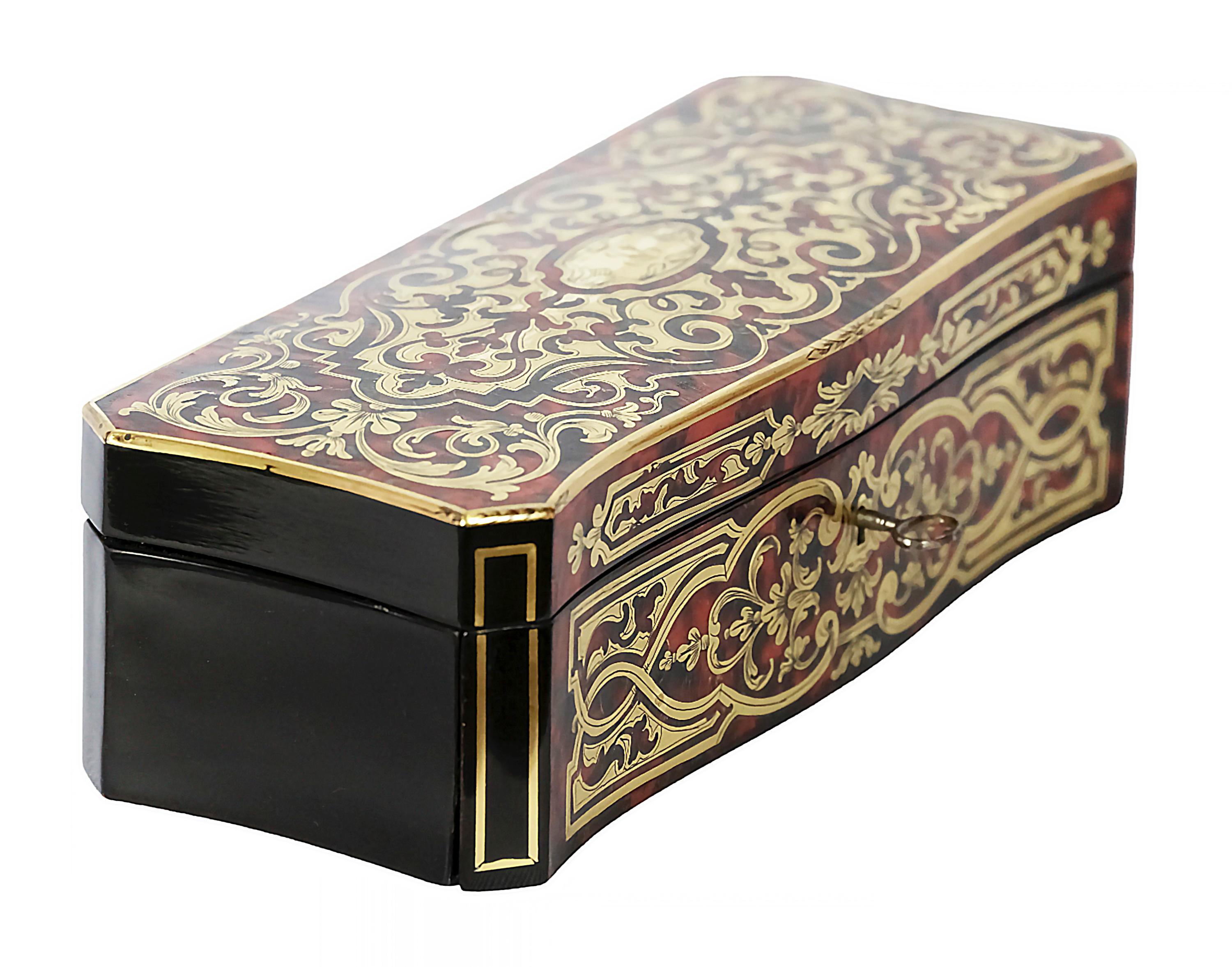 Antique 19th century French boulle marquetry box.
The wooden box is decorated with inlaid brass and tortoiseshell.
Including key.
After high quality renovation.
Very good/excellent antique condition.

 