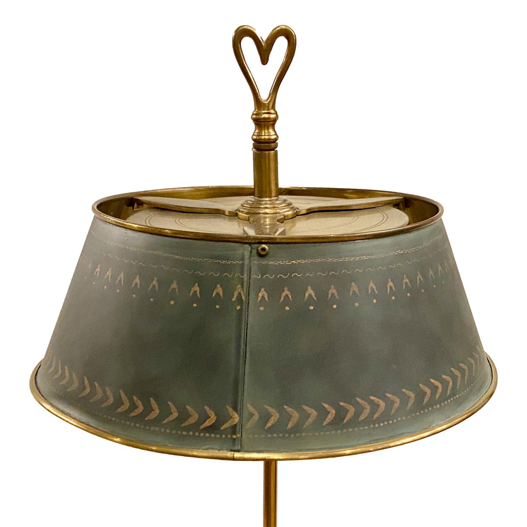 Lámpara de sobremesa bouillotte francesa de bronce, de hacia 1920, con pantalla tole original y dos luces interiores.

Medidas:
Altura total: 24
Diámetro máximo: 11.5