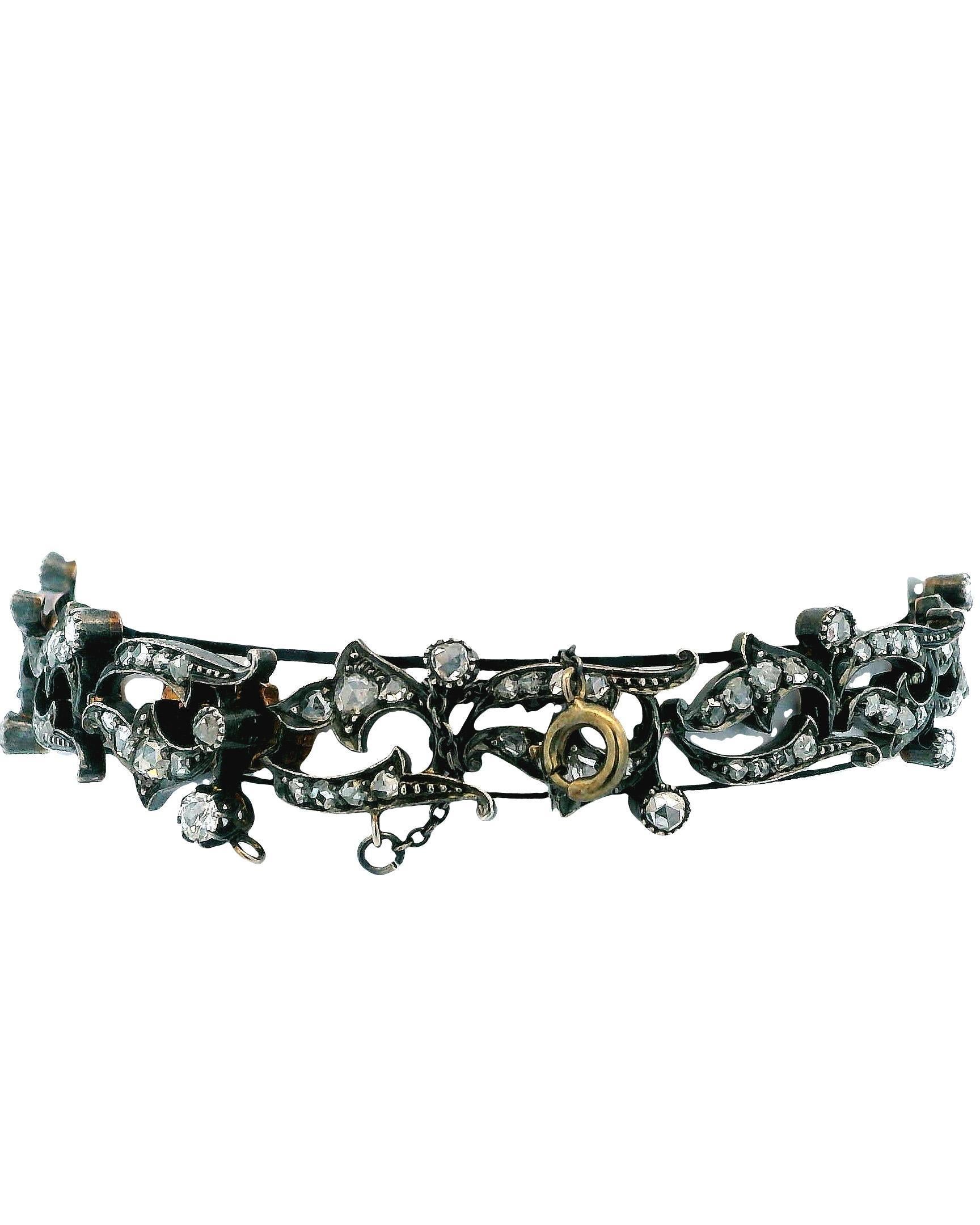 Dieses exquisite Armband ist ein atemberaubendes Beispiel für das Design des 19. Jahrhunderts und zeichnet sich durch seine verschlungenen, wirbelnden Muster aus, die ein Gefühl von Bewegung und Eleganz vermitteln. Das Armband ist mit funkelnden