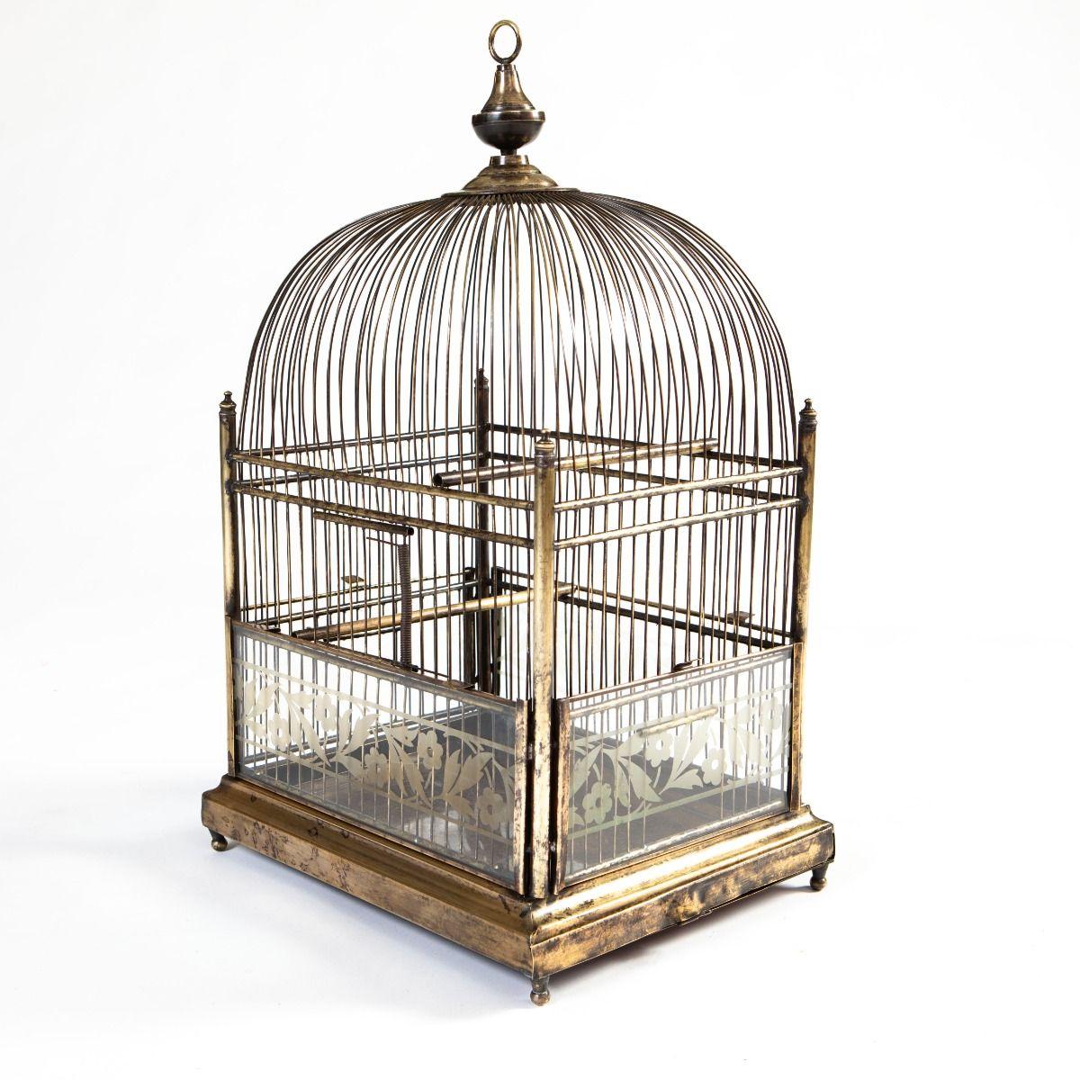 Autre Antique French Birdcage en laiton et verre avec panneaux floraux en vente