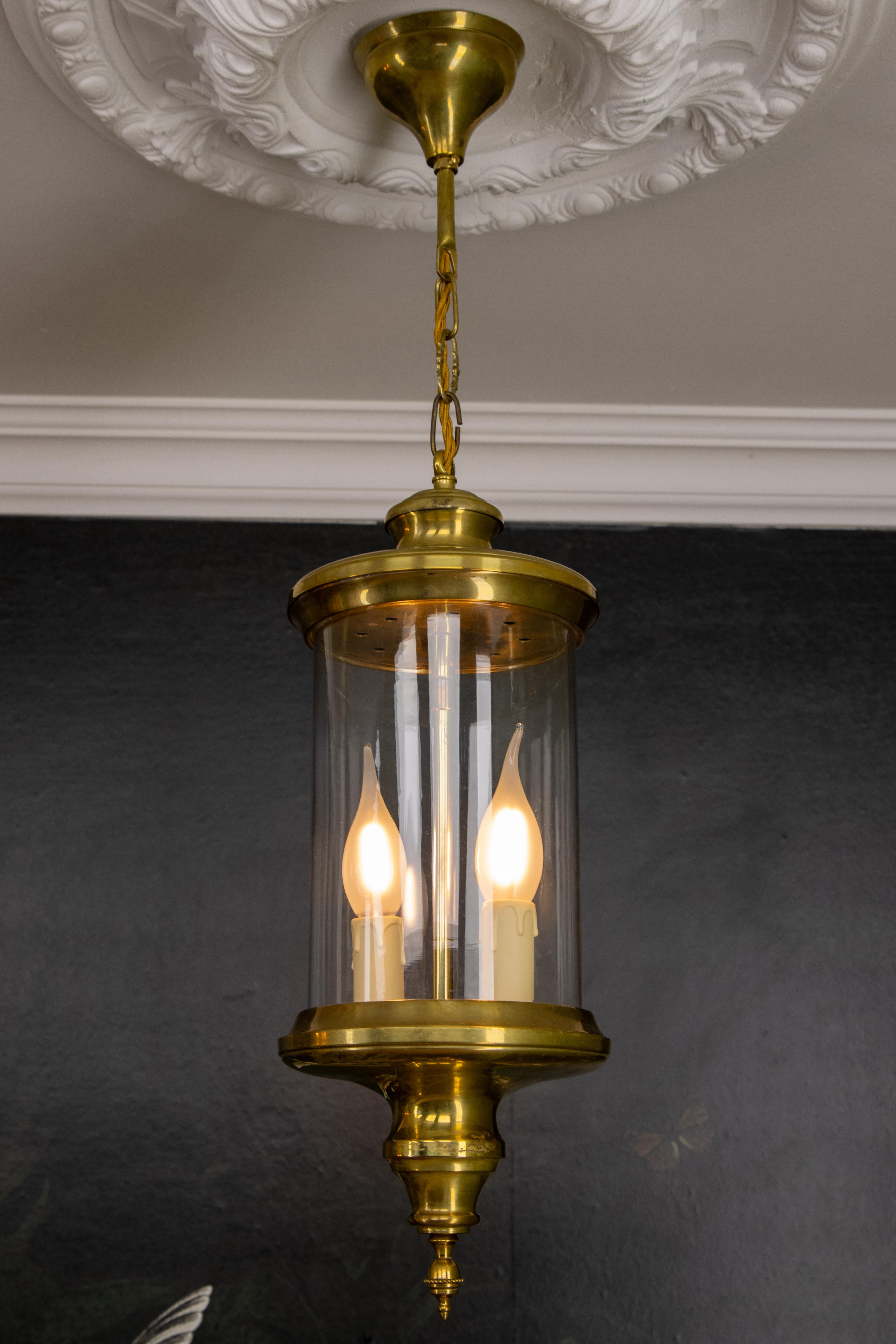 Antiguo farol francés de latón y cristal, colgante de dos luces de estilo Art Nouveau en Bueno estado para la venta en Barntrup, DE