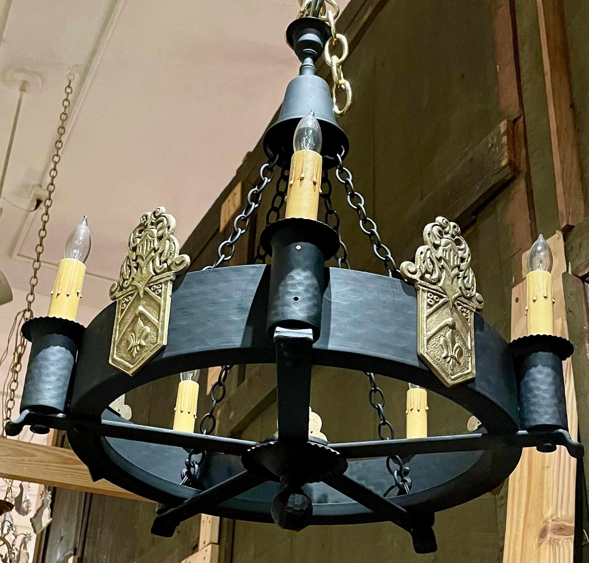 Francese Antico lampadario francese in ottone e ferro con fleur-de-lis, circa 1900. in vendita