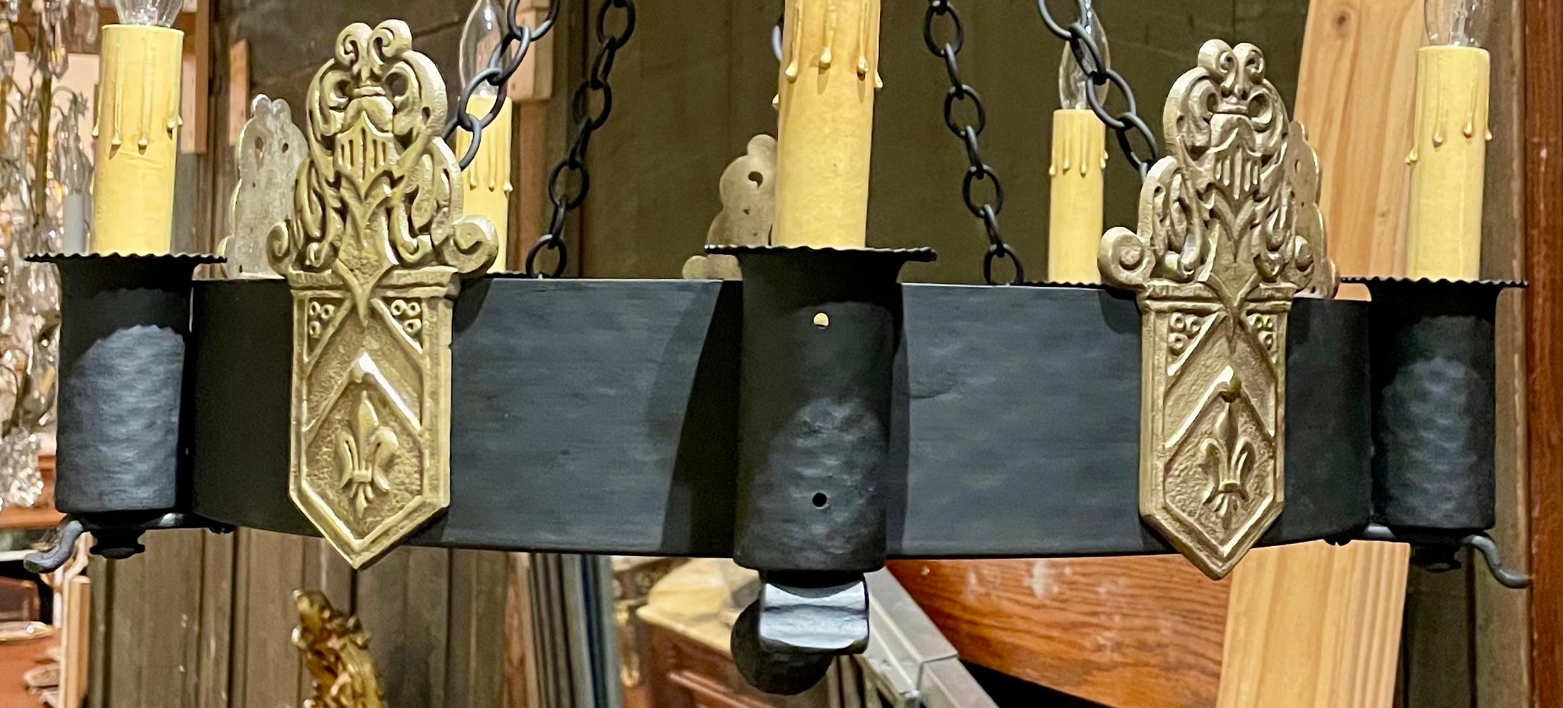 Antico lampadario francese in ottone e ferro con fleur-de-lis, circa 1900. In condizioni buone in vendita a New Orleans, LA