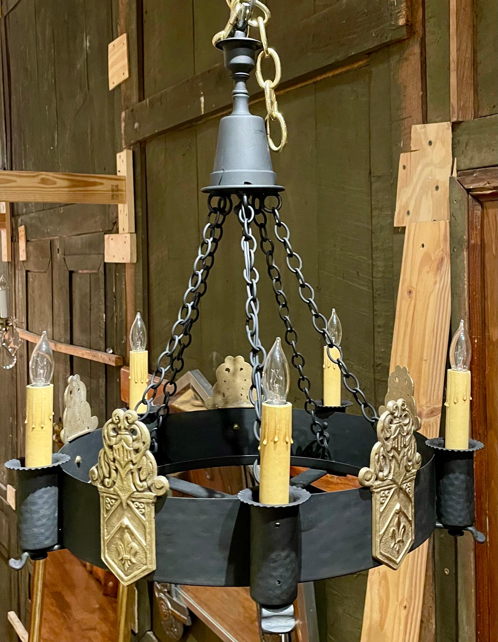 XX secolo Antico lampadario francese in ottone e ferro con fleur-de-lis, circa 1900. in vendita