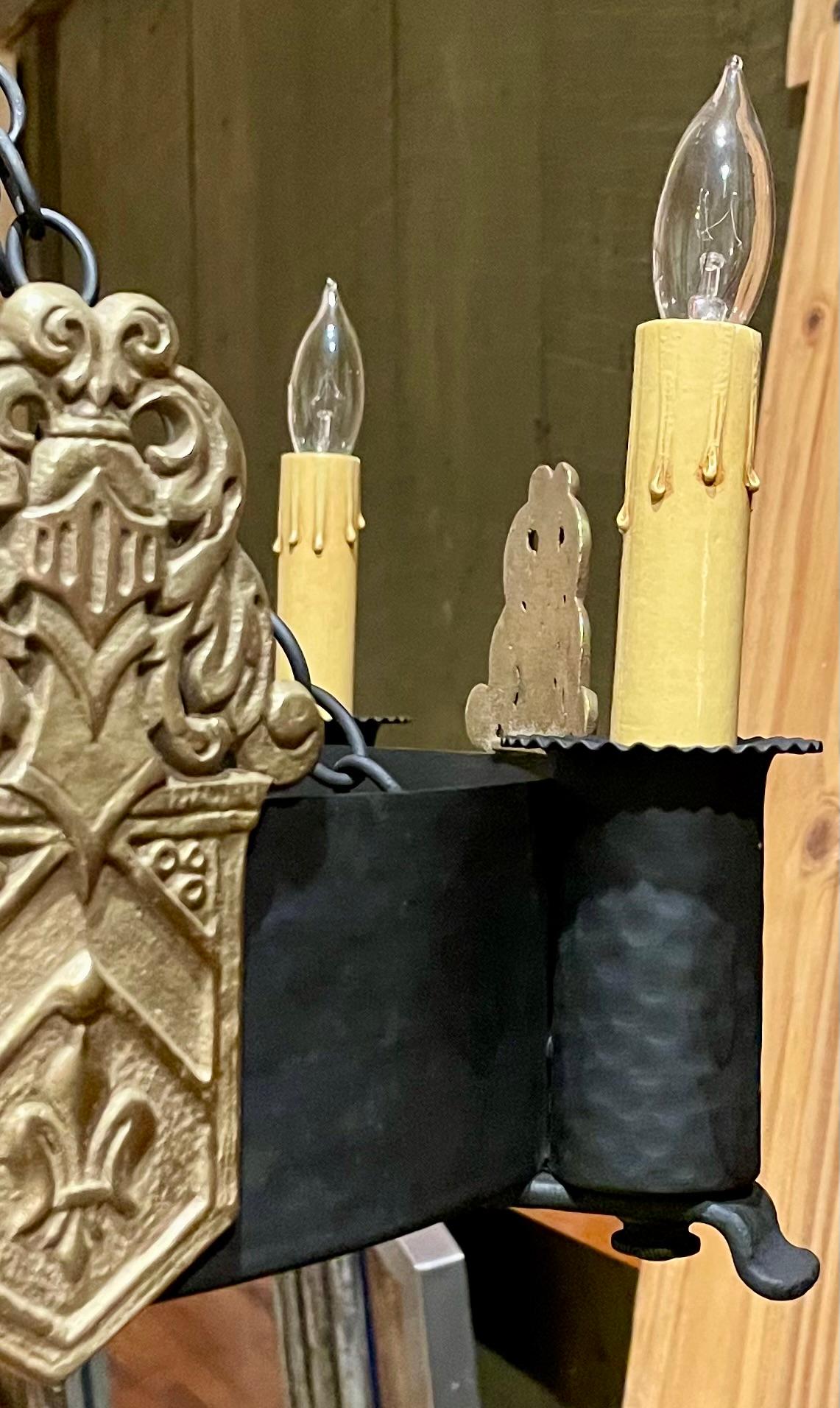 Ottone Antico lampadario francese in ottone e ferro con fleur-de-lis, circa 1900. in vendita