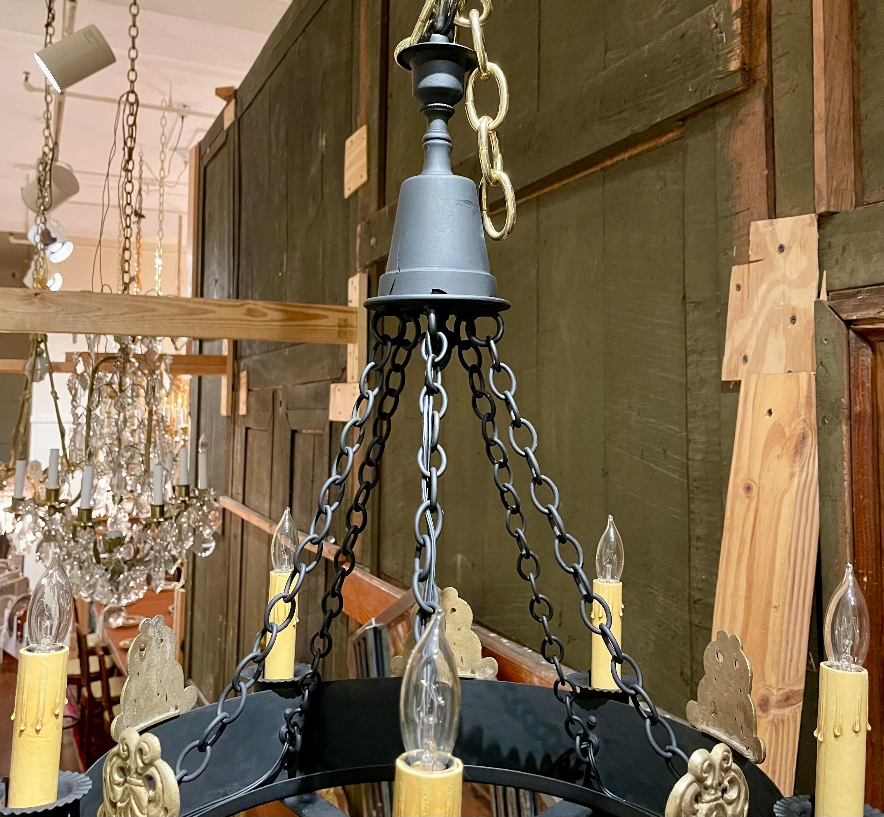 Antico lampadario francese in ottone e ferro con fleur-de-lis, circa 1900. in vendita 1