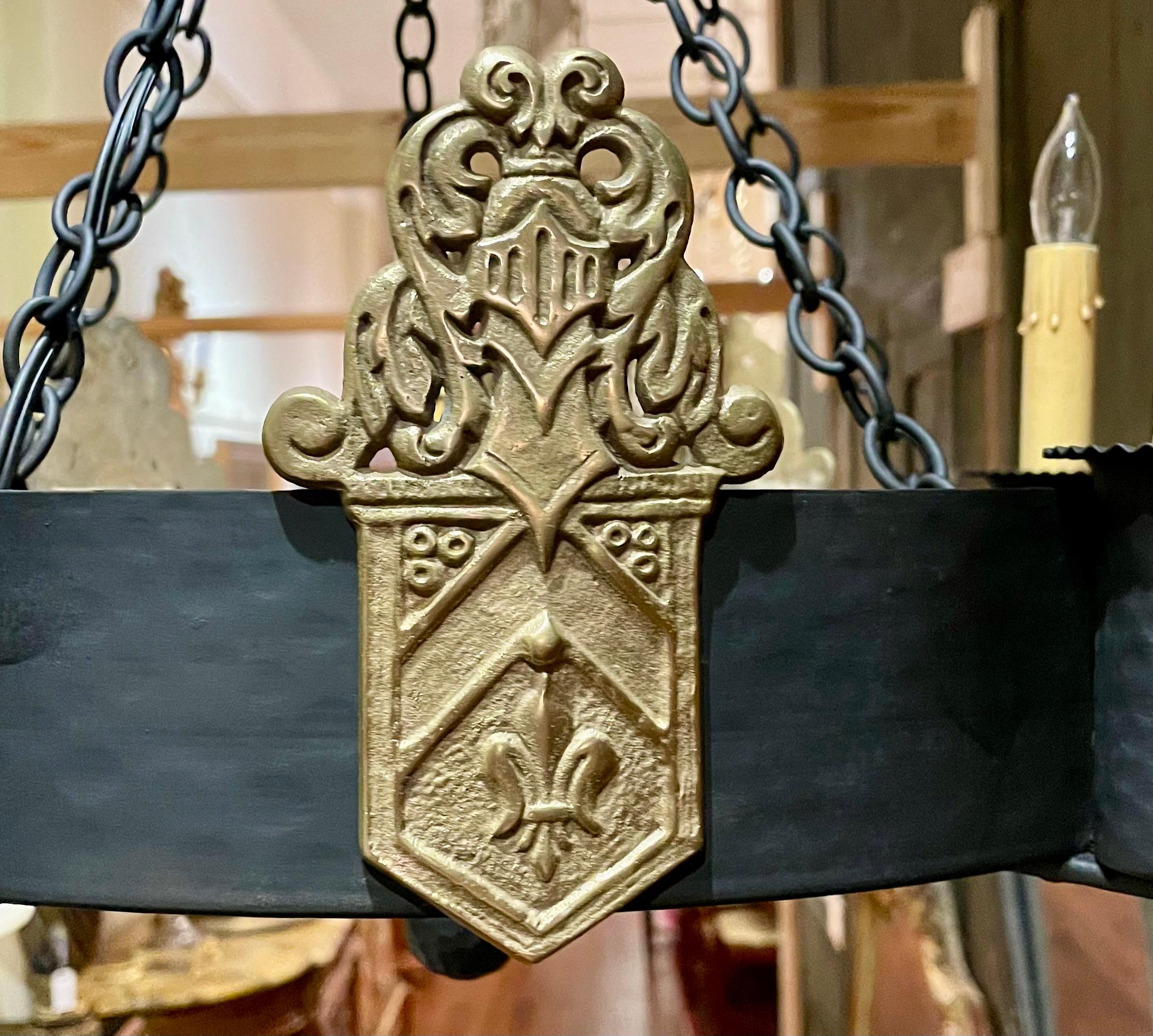 Antico lampadario francese in ottone e ferro con fleur-de-lis, circa 1900. in vendita 2