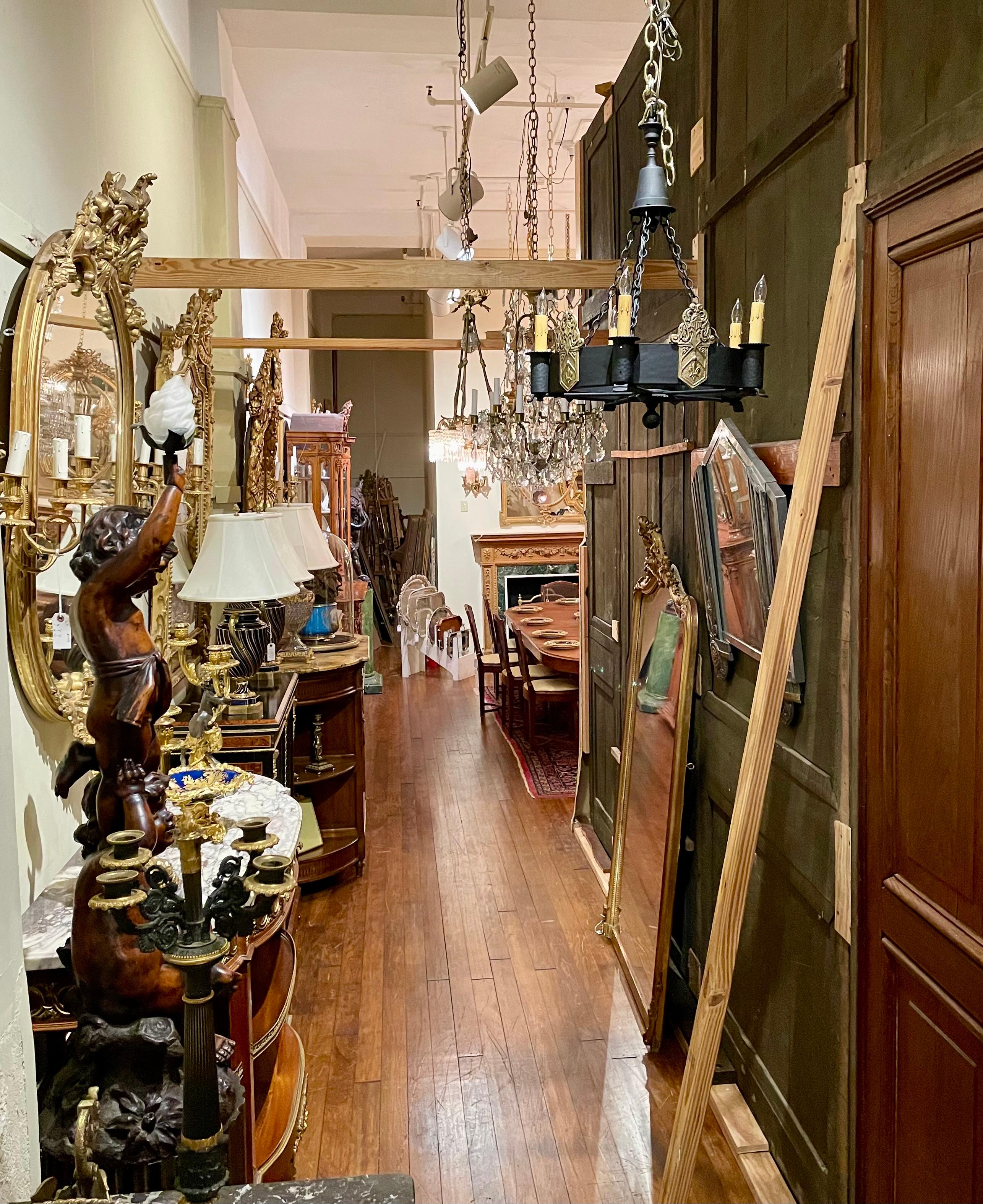 Antico lampadario francese in ottone e ferro con fleur-de-lis, circa 1900. in vendita 3