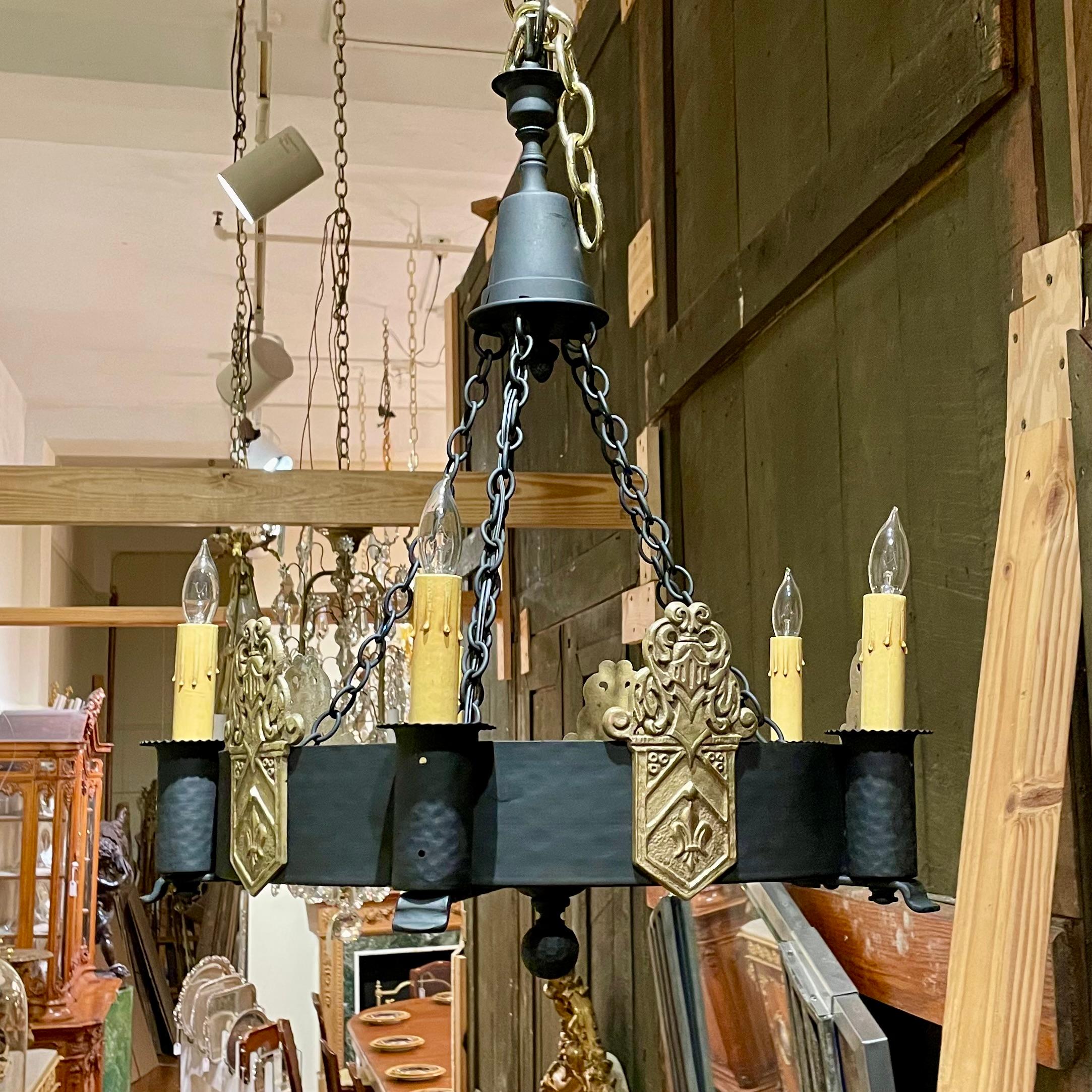 Antico lampadario francese in ottone e ferro con fleur-de-lis, circa 1900. in vendita 4