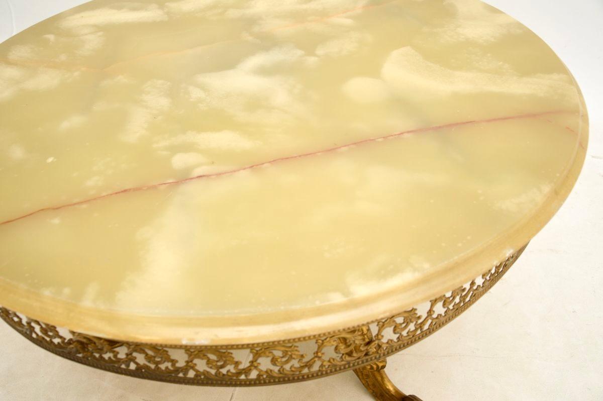 Metà XX secolo Antico tavolino francese in ottone e onice in vendita