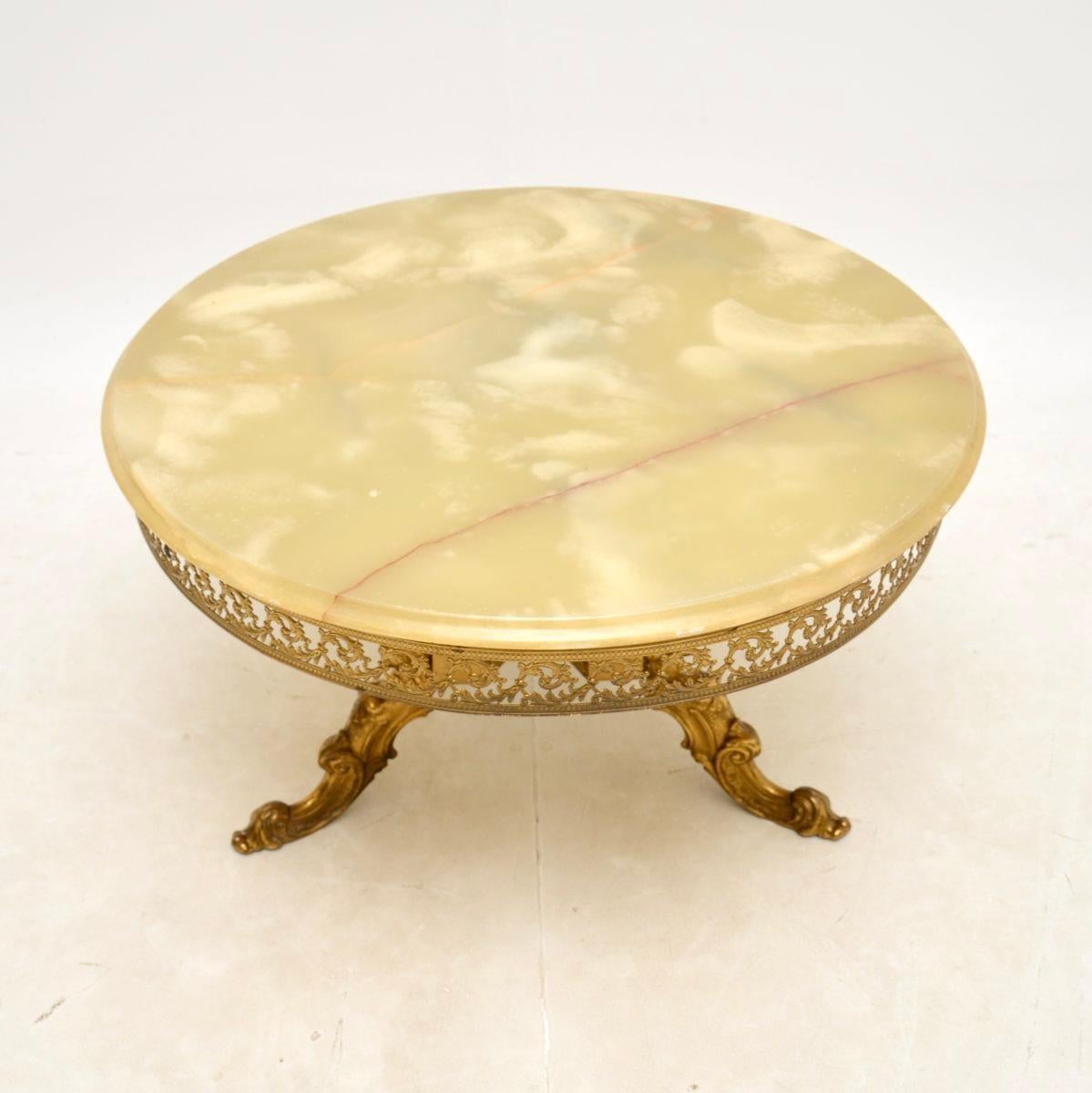 Laiton Table basse française ancienne en laiton et onyx en vente