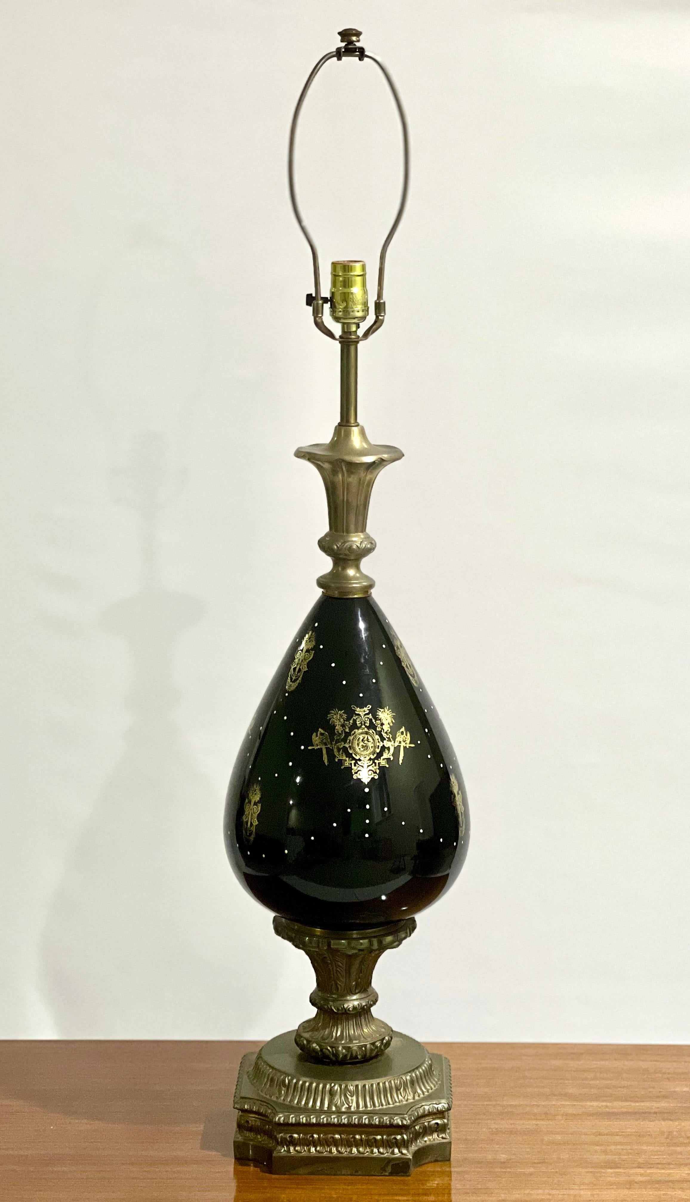 Regency Ancienne lampe de table française en laiton et porcelaine avec ornementation, vers 1890 en vente