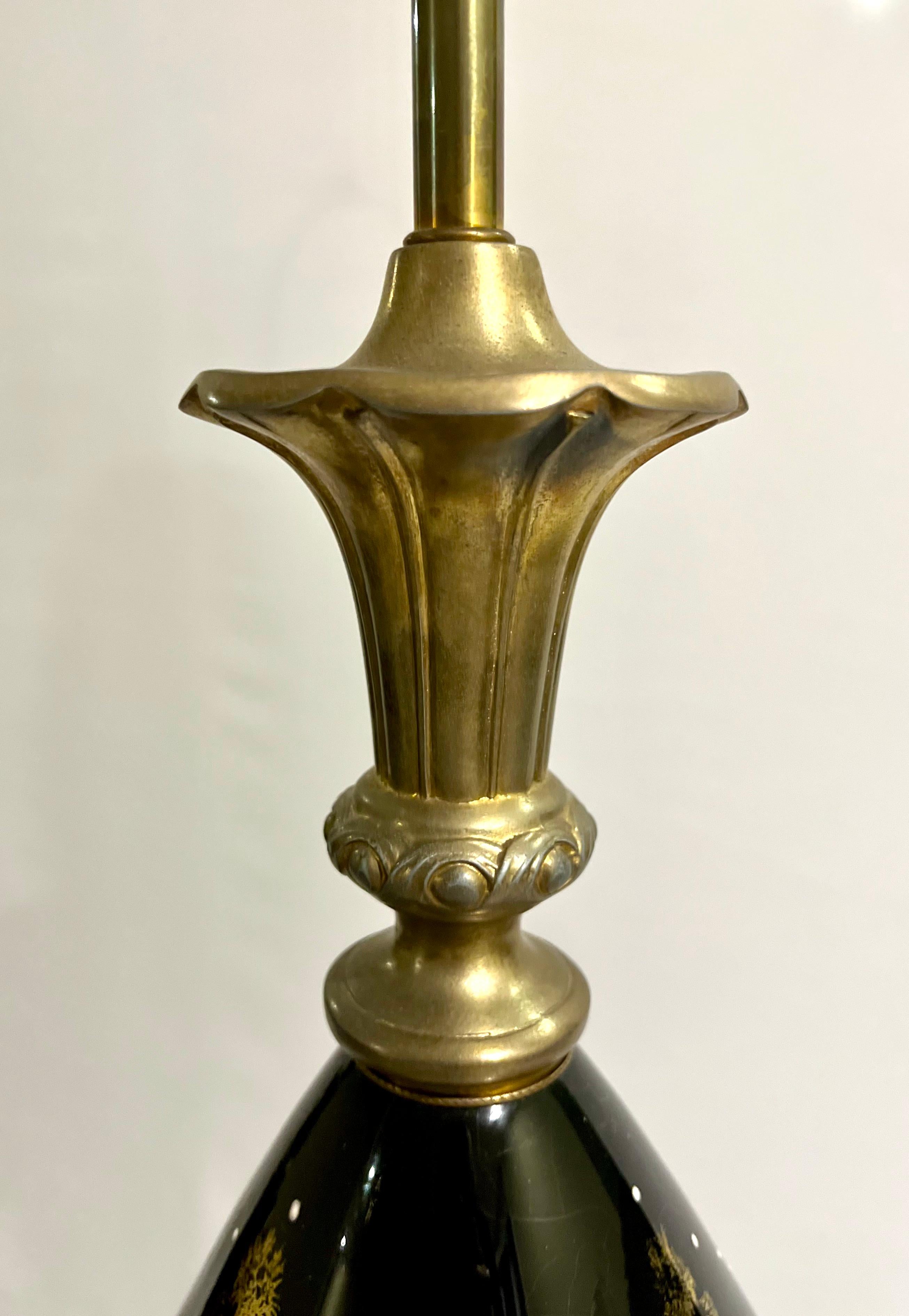 Ancienne lampe de table française en laiton et porcelaine avec ornementation, vers 1890 Bon état - En vente à Doylestown, PA