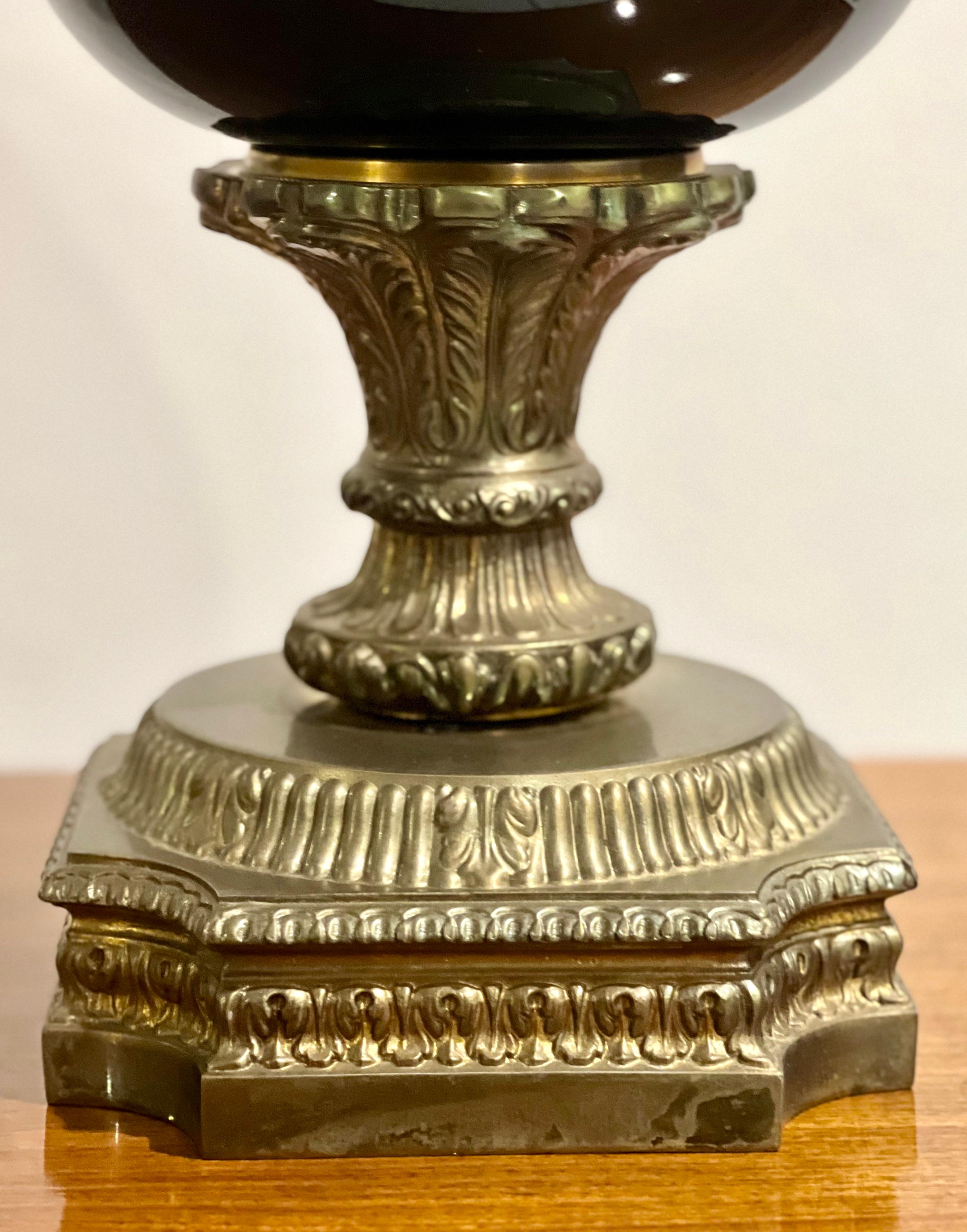 XIXe siècle Ancienne lampe de table française en laiton et porcelaine avec ornementation, vers 1890 en vente