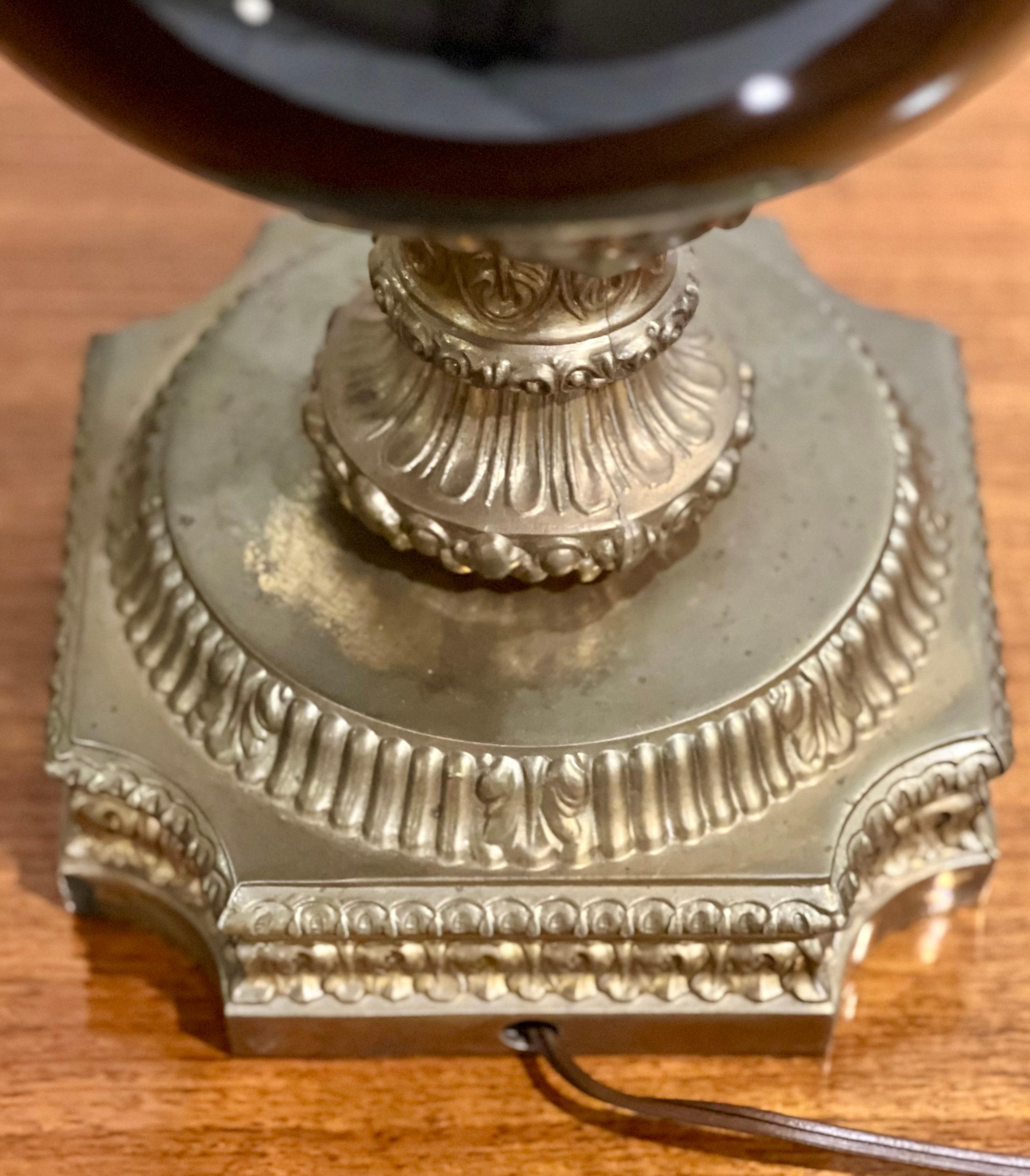 Bronze doré Ancienne lampe de table française en laiton et porcelaine avec ornementation, vers 1890 en vente