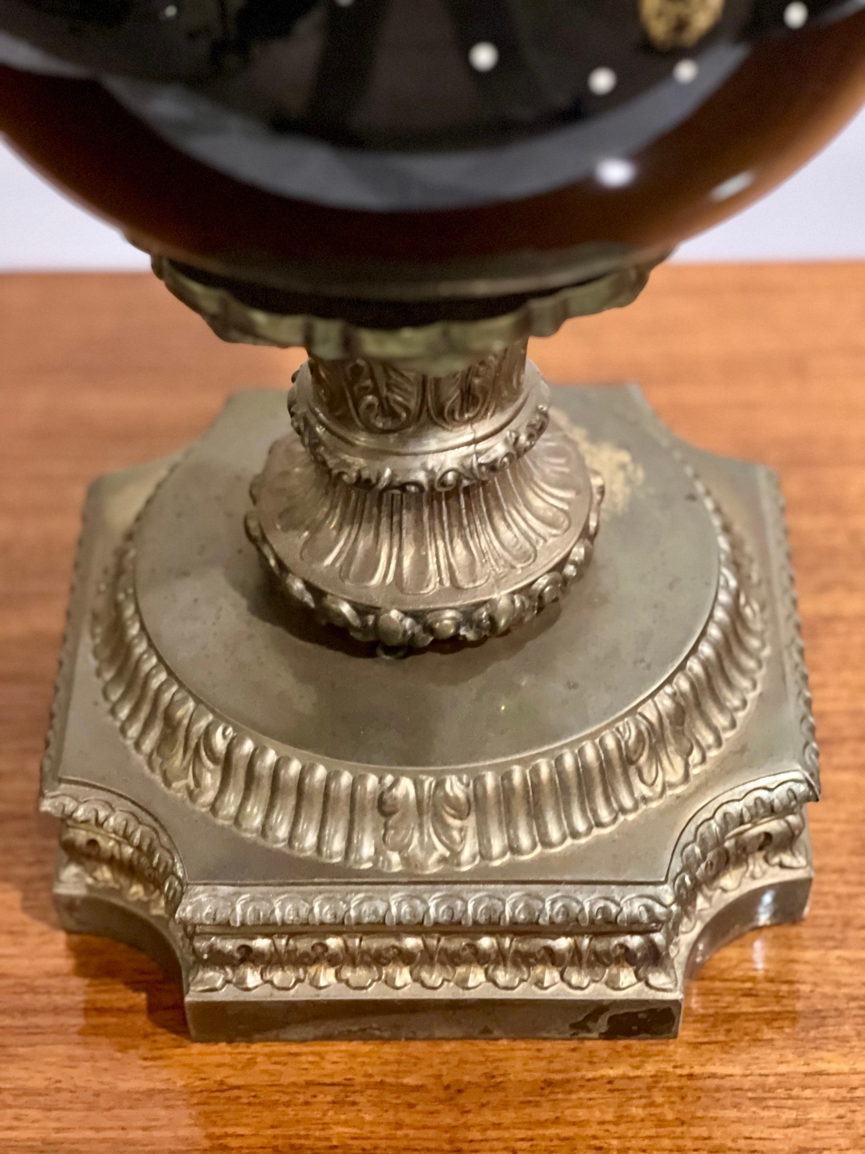 Ancienne lampe de table française en laiton et porcelaine avec ornementation, vers 1890 en vente 1