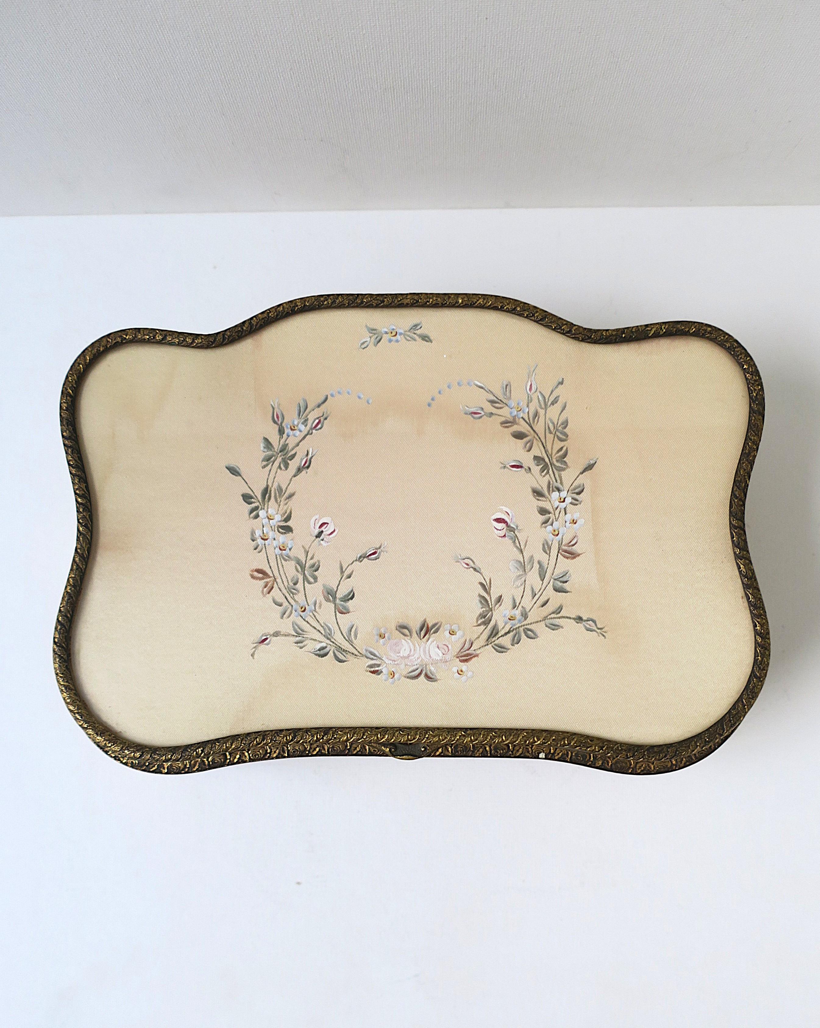 Antique French Schmuckkästchen aus Messing und Samt im Angebot 4