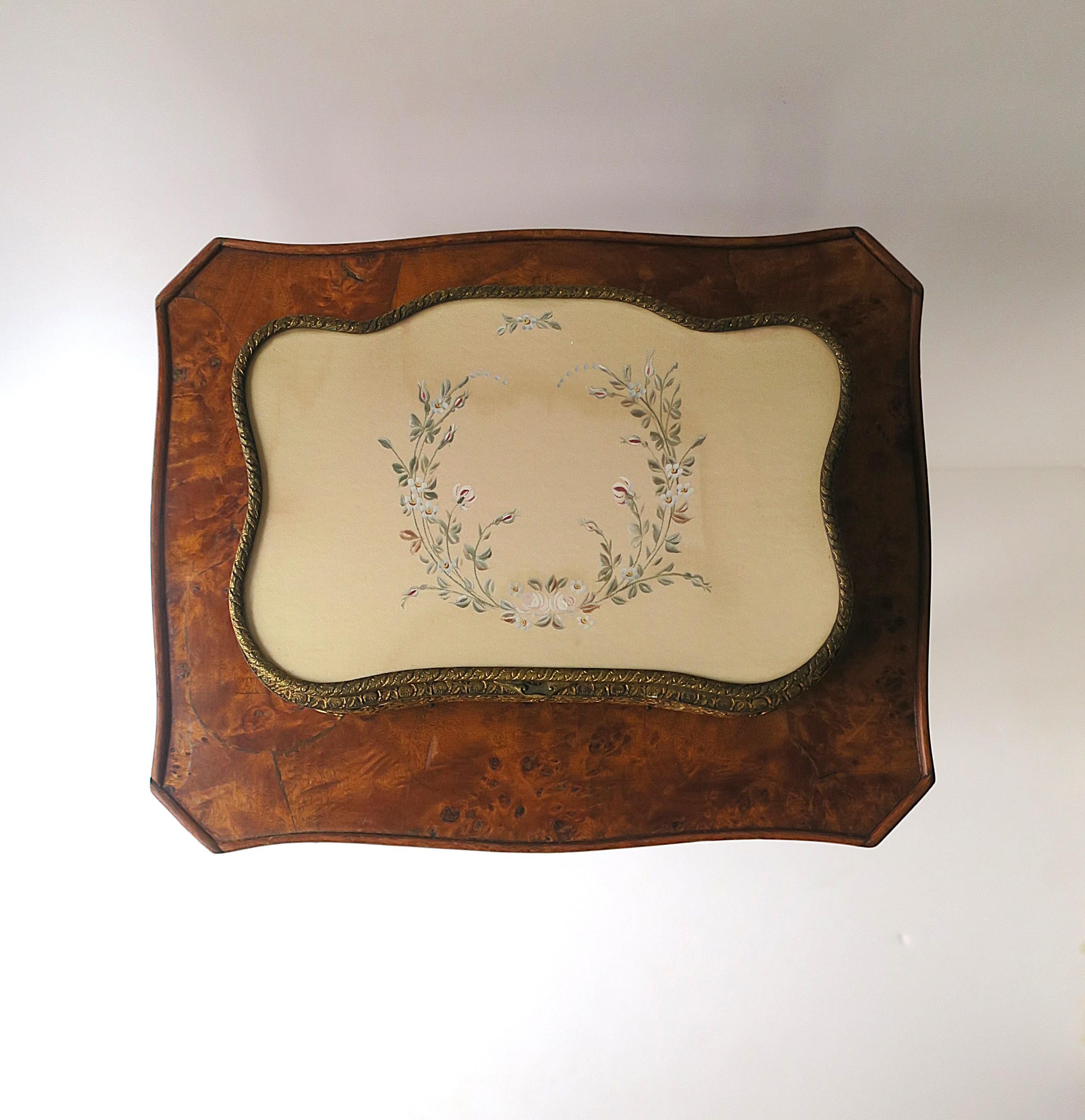 Antique French Schmuckkästchen aus Messing und Samt im Angebot 5