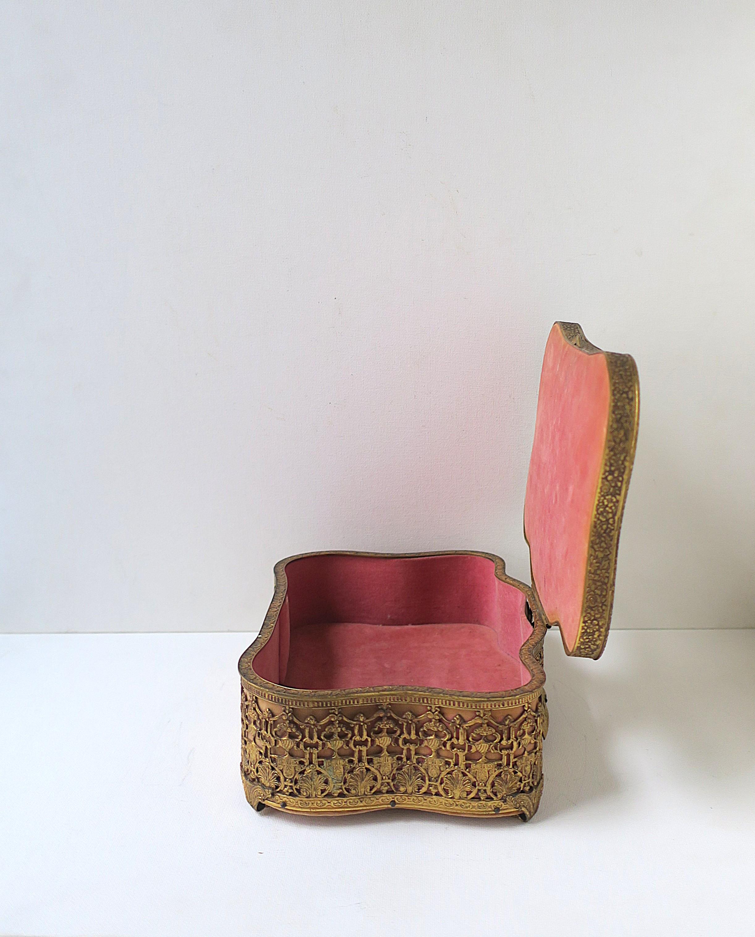 Antique French Schmuckkästchen aus Messing und Samt im Angebot 6
