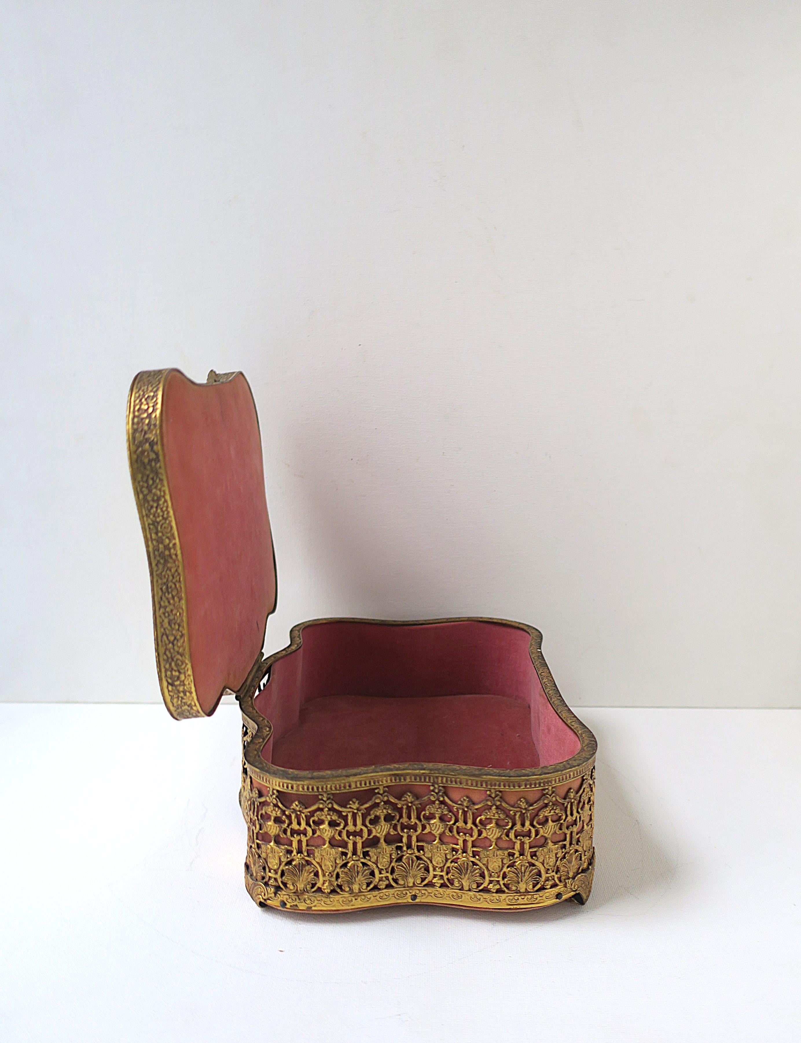 Antique French Schmuckkästchen aus Messing und Samt im Angebot 7