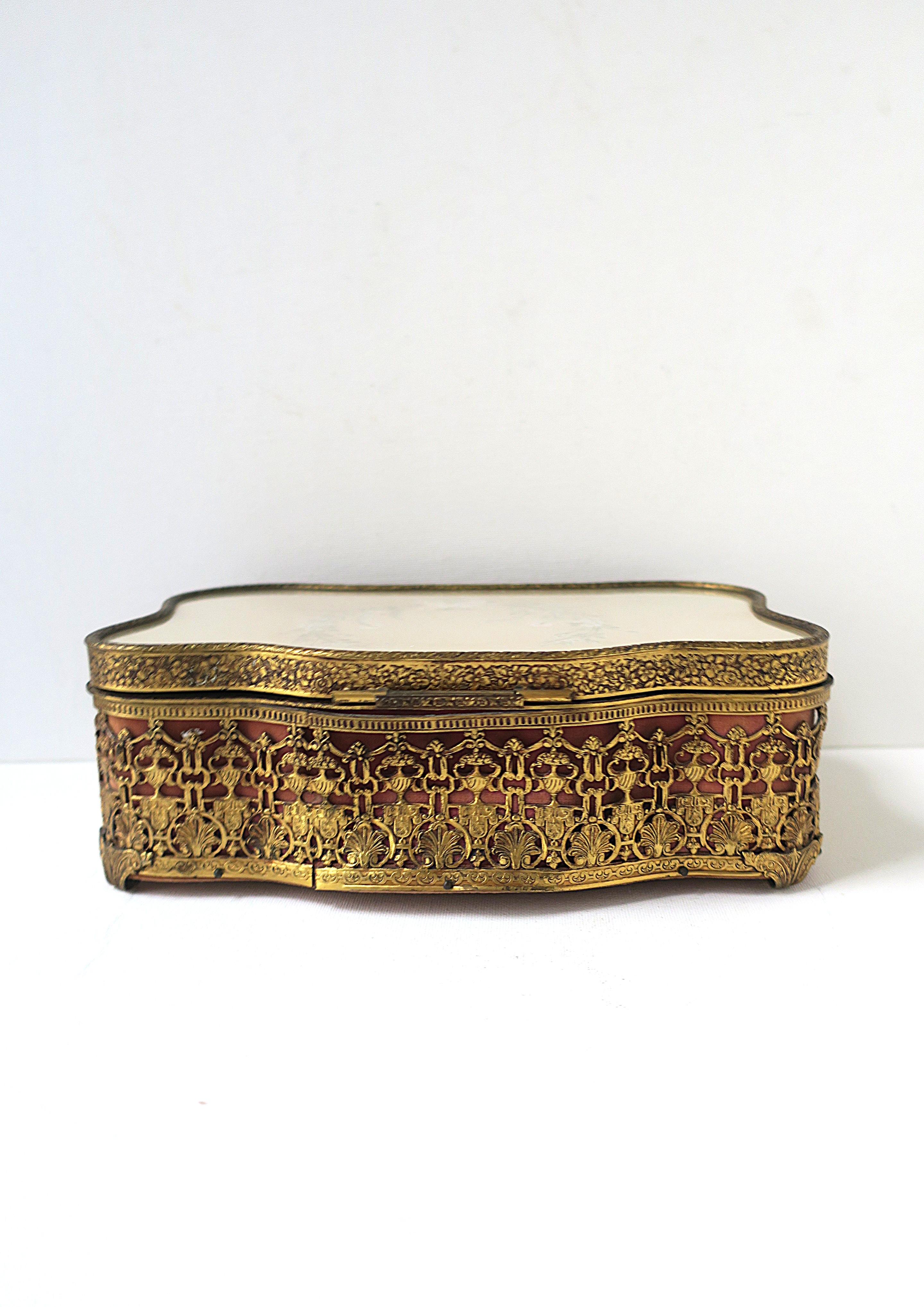 Antique French Schmuckkästchen aus Messing und Samt im Angebot 8