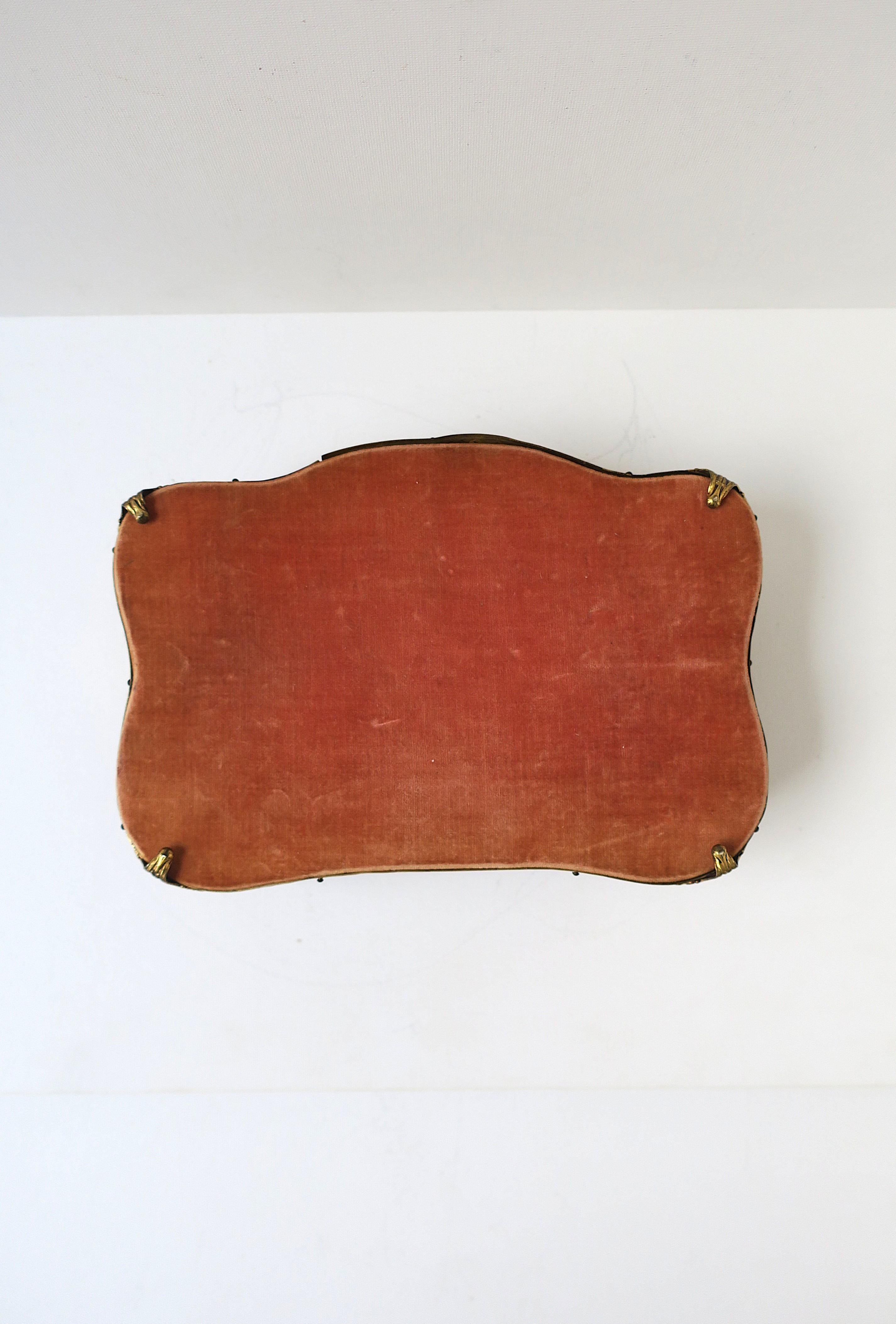 Antique French Schmuckkästchen aus Messing und Samt im Angebot 9
