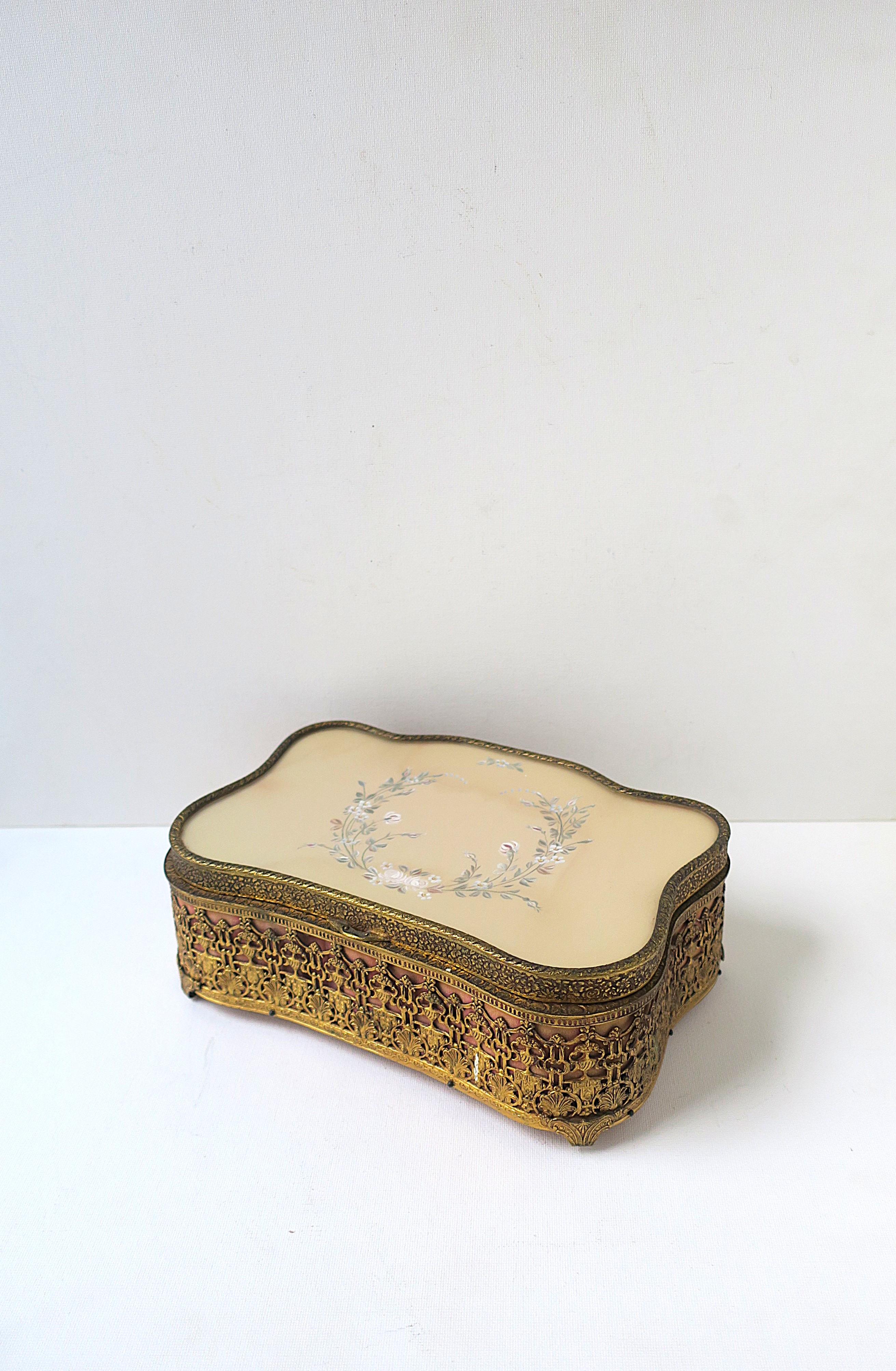 Antike französische Schmuckschatulle aus Messing, Ormolu und Samt im Rokoko-Stil, ca. Ende des 19. Jahrhunderts, Frankreich. Box ist perforiert Messing Ormolu (Ormolu hat ein Design von Urnen, Blätter und fleur-de-les herum), mit einem rosa Samt