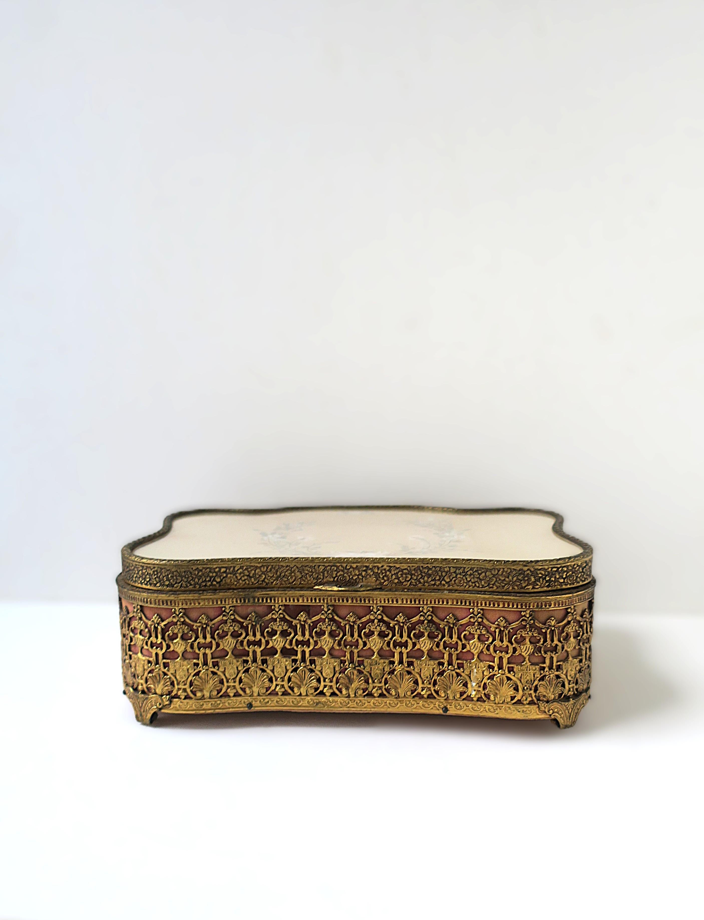 Antique French Schmuckkästchen aus Messing und Samt (Französisch) im Angebot