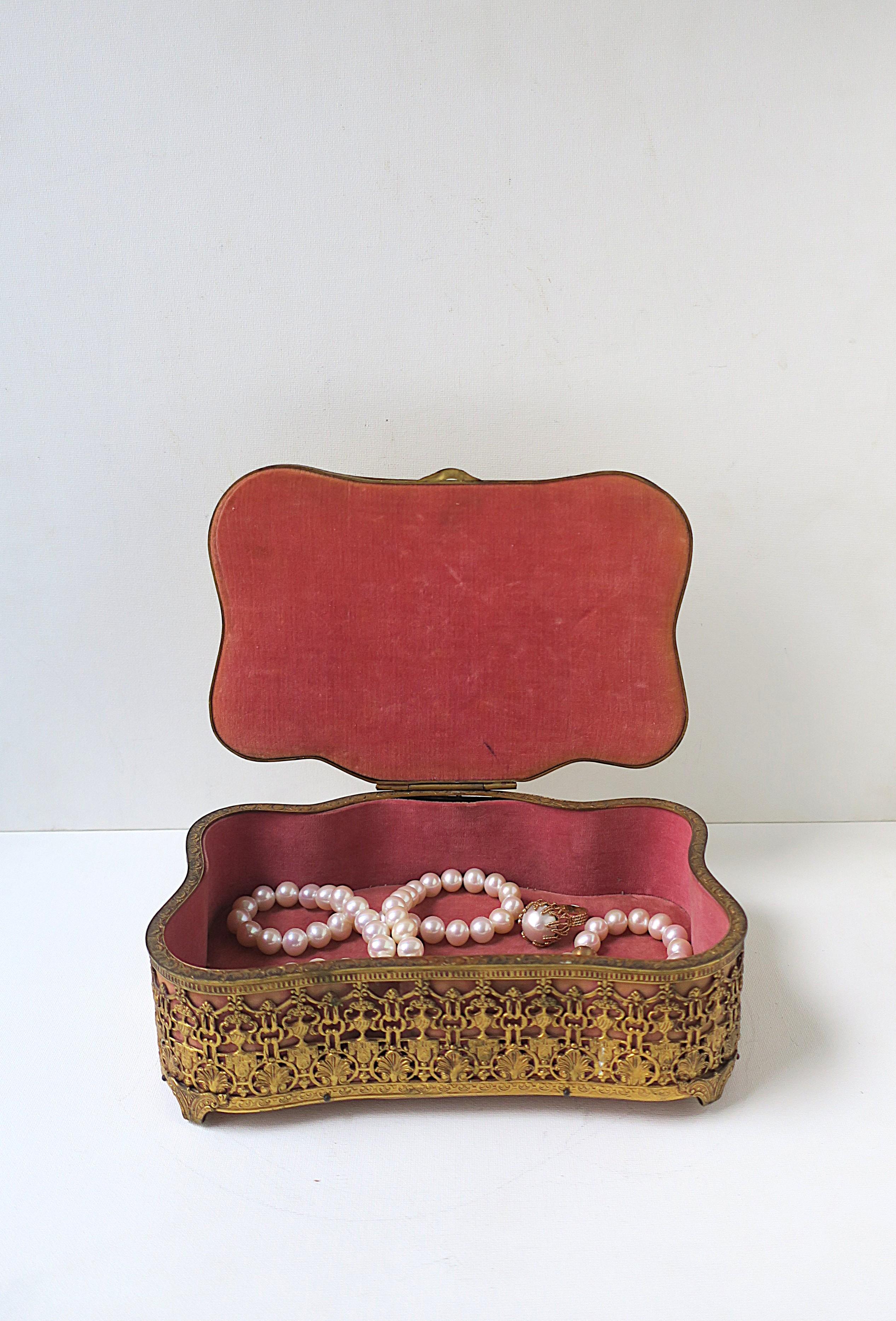 Antique French Schmuckkästchen aus Messing und Samt im Zustand „Gut“ im Angebot in New York, NY