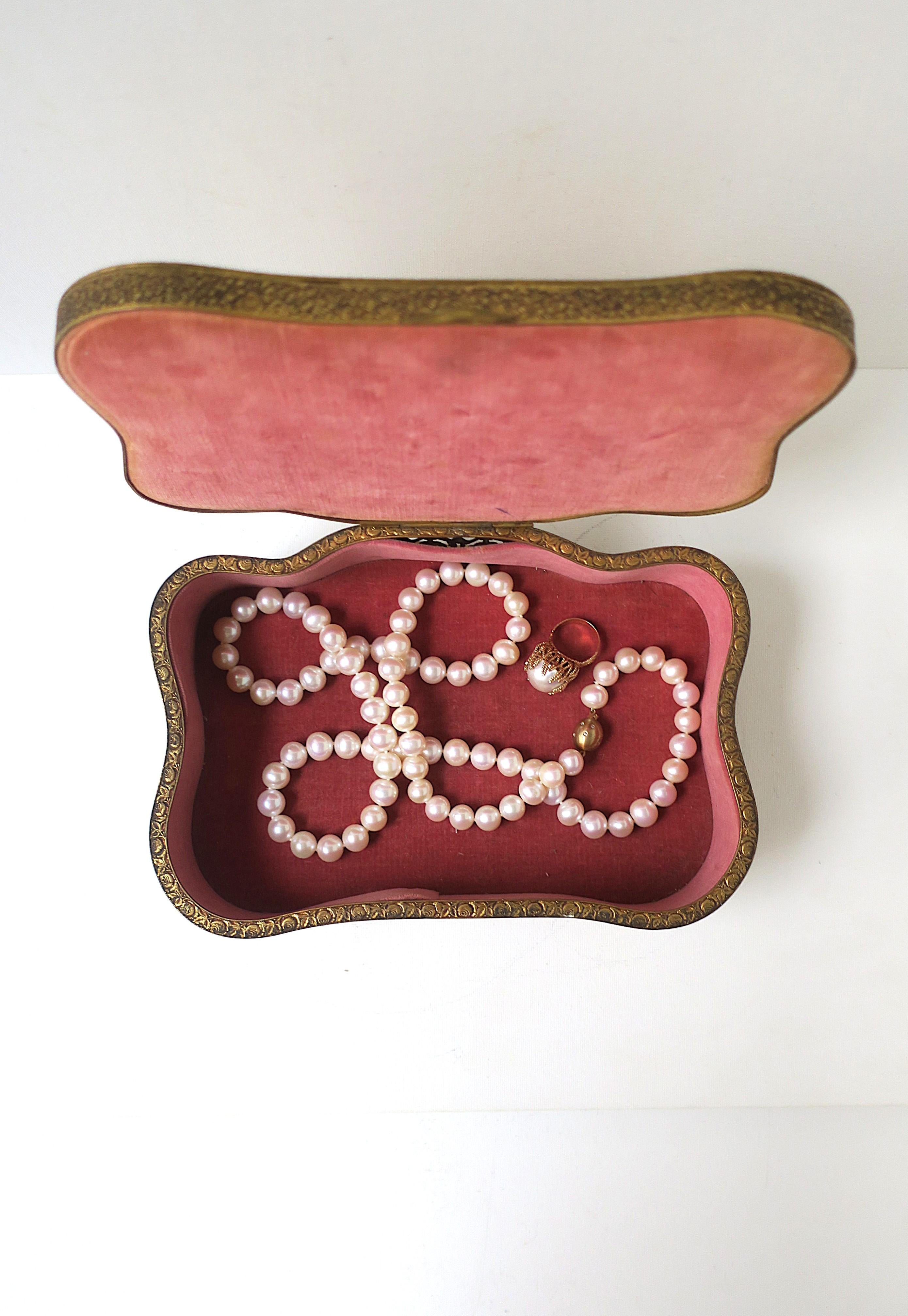 Antique French Schmuckkästchen aus Messing und Samt (19. Jahrhundert) im Angebot