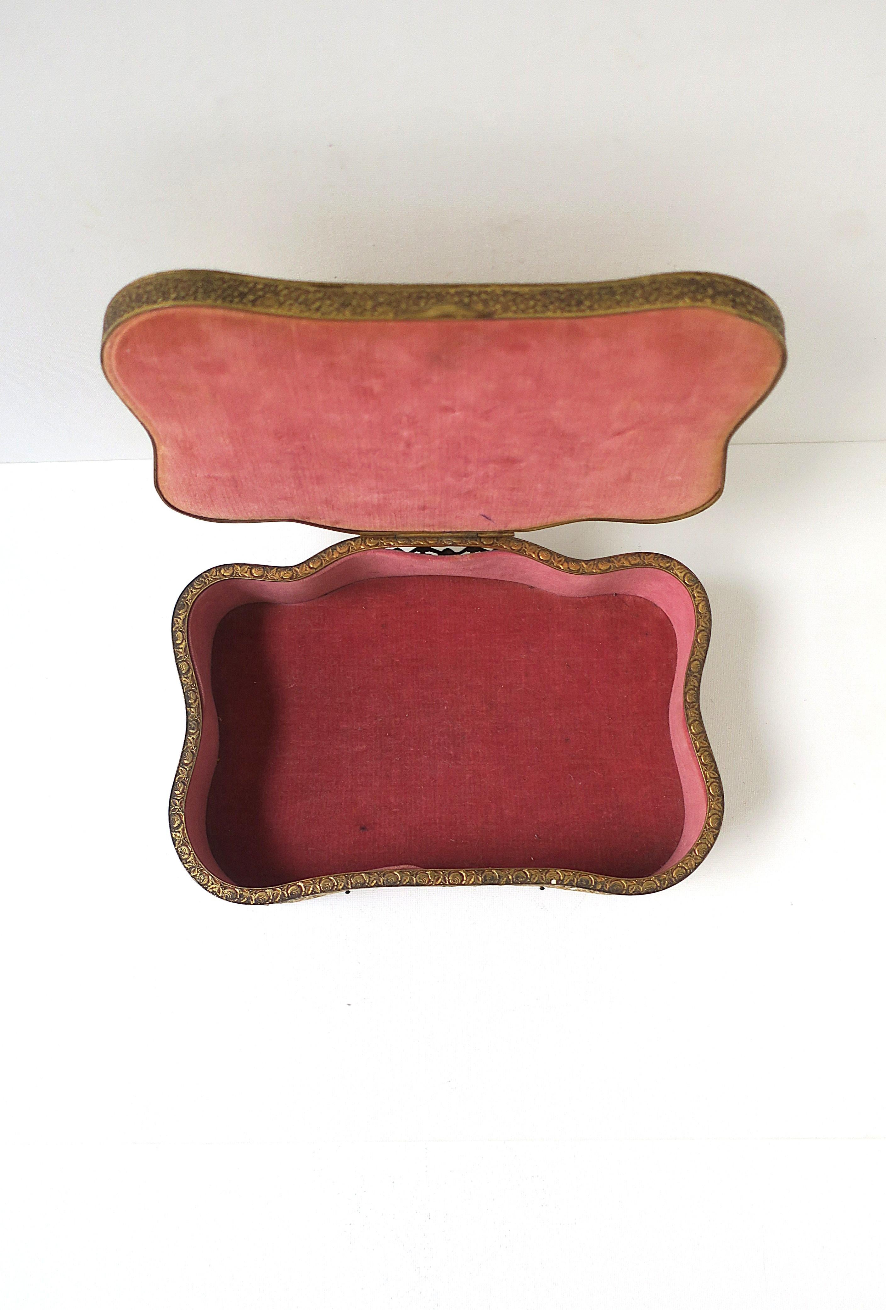 Antique French Schmuckkästchen aus Messing und Samt im Angebot 1