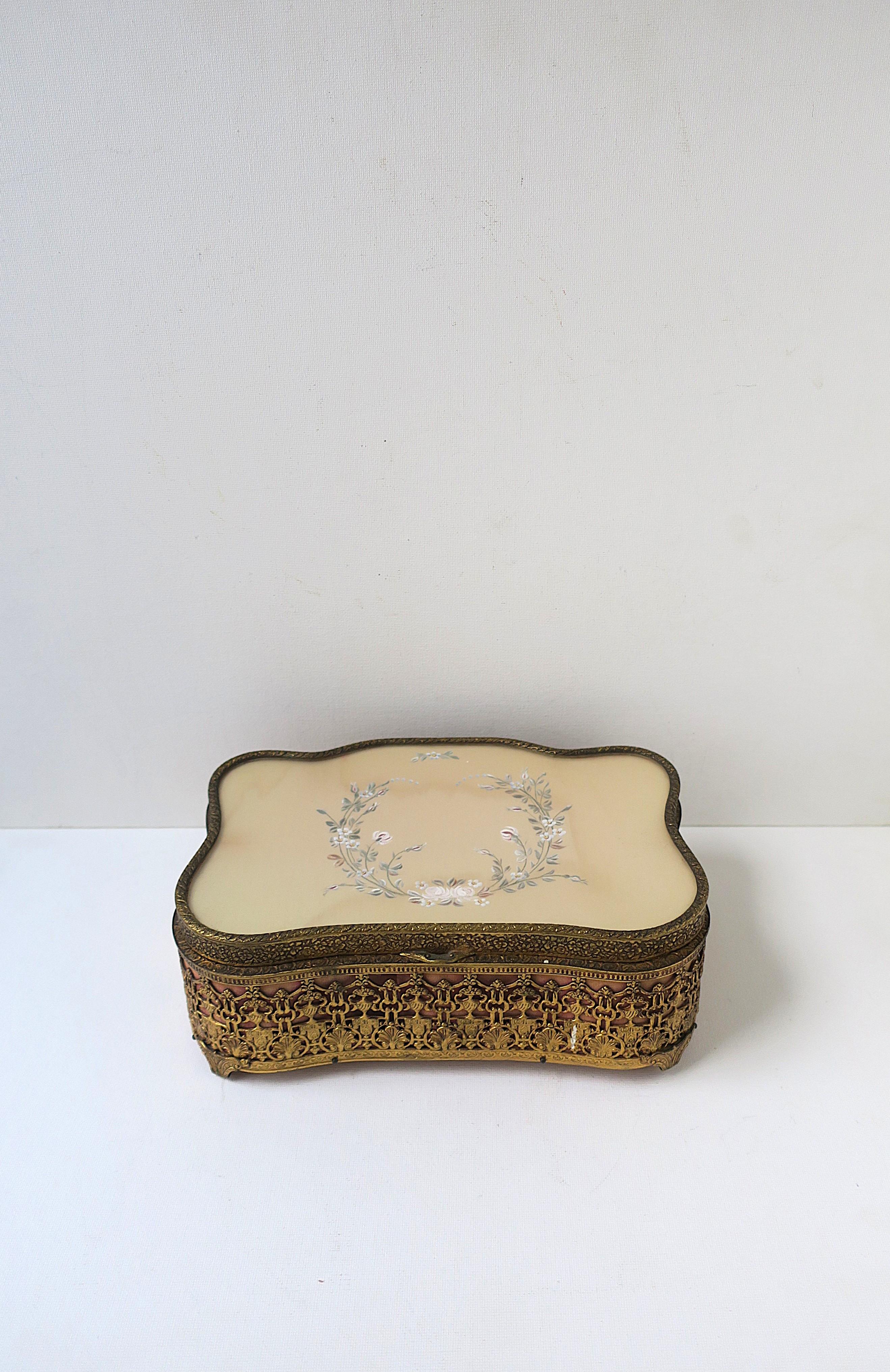 Antique French Schmuckkästchen aus Messing und Samt im Angebot 3