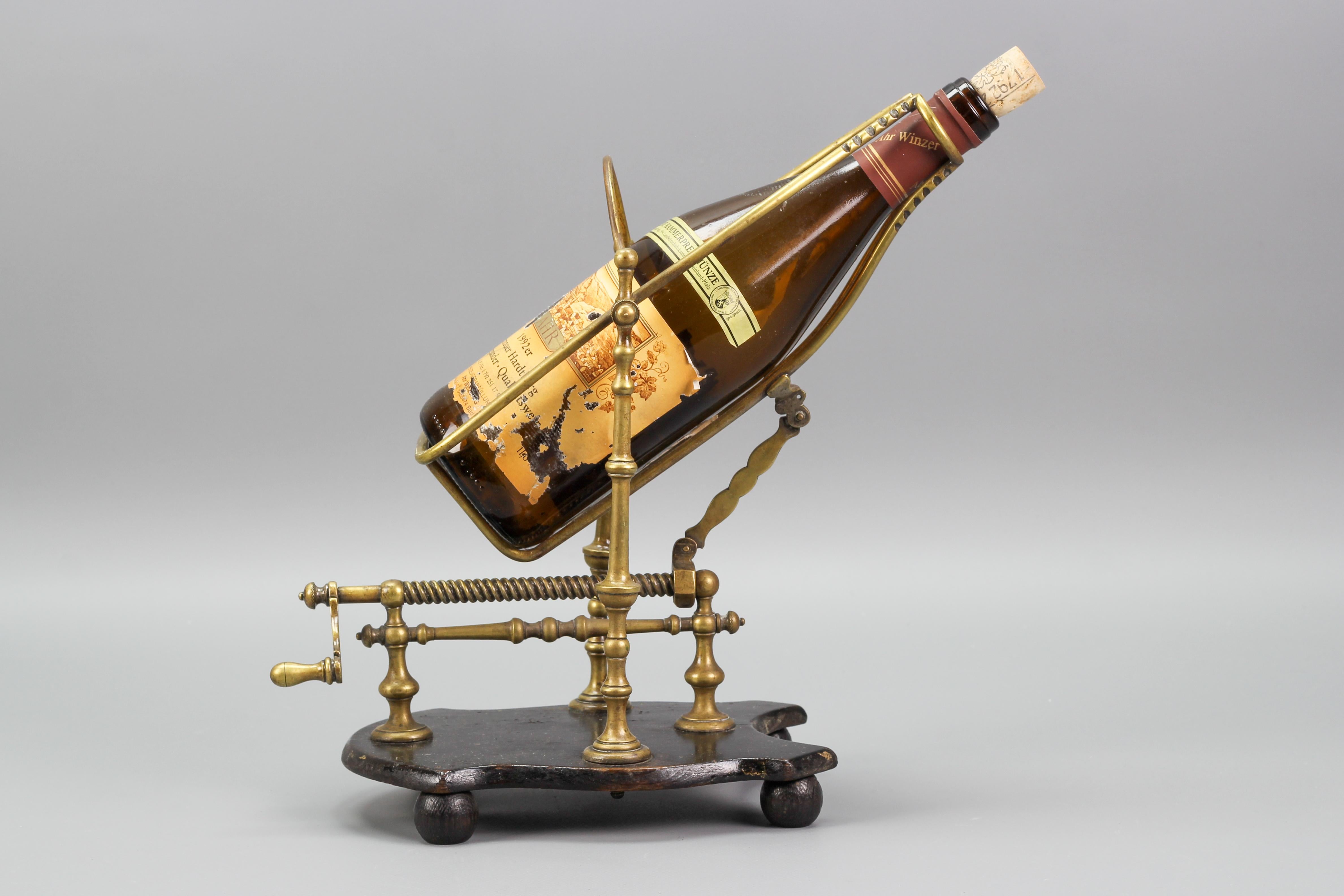 Antike Französisch Messing Flaschenhalter Ausgießer Wiege in Wood Stand im Angebot 9