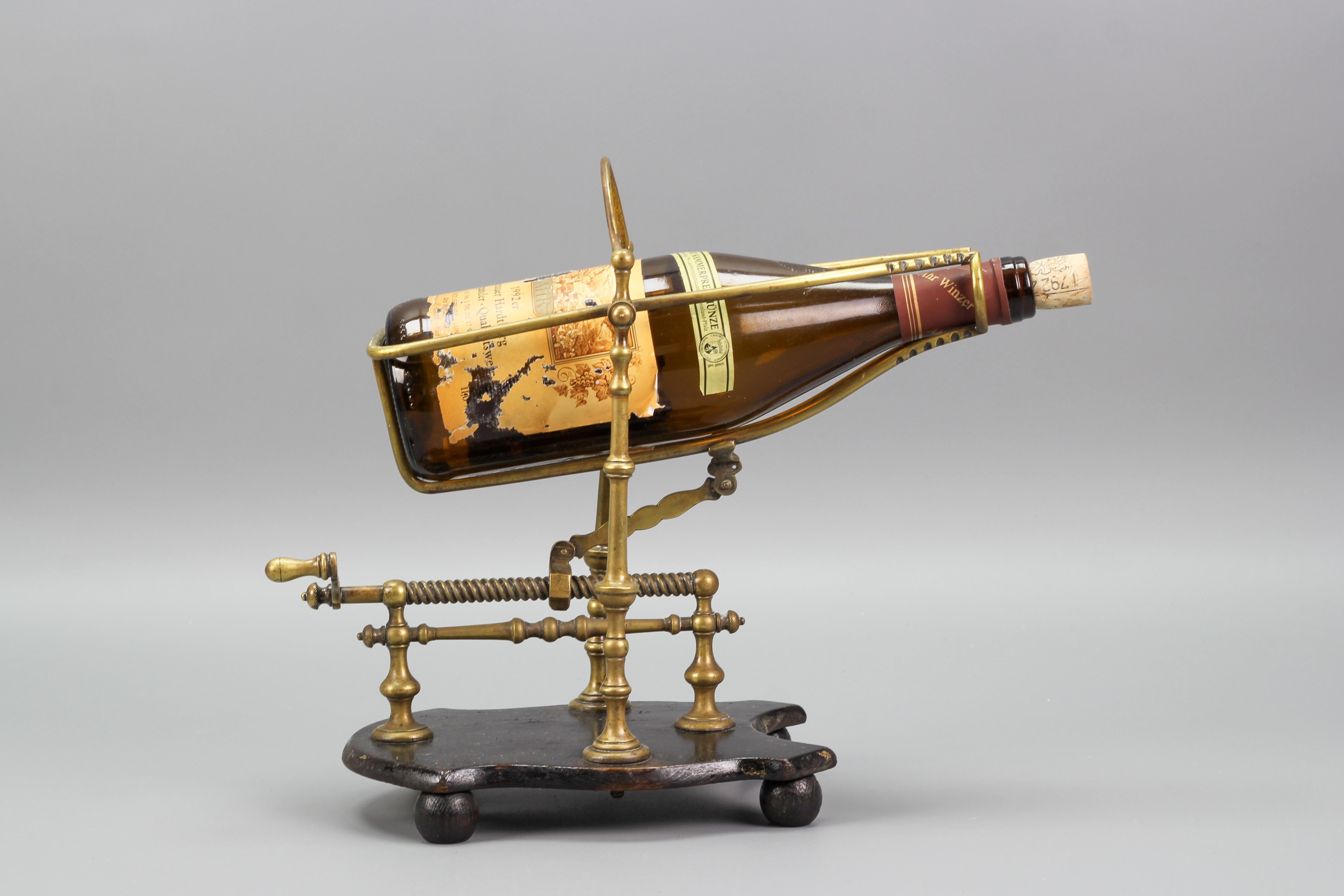 Antike Französisch Messing Flaschenhalter Ausgießer Wiege in Wood Stand im Angebot 10