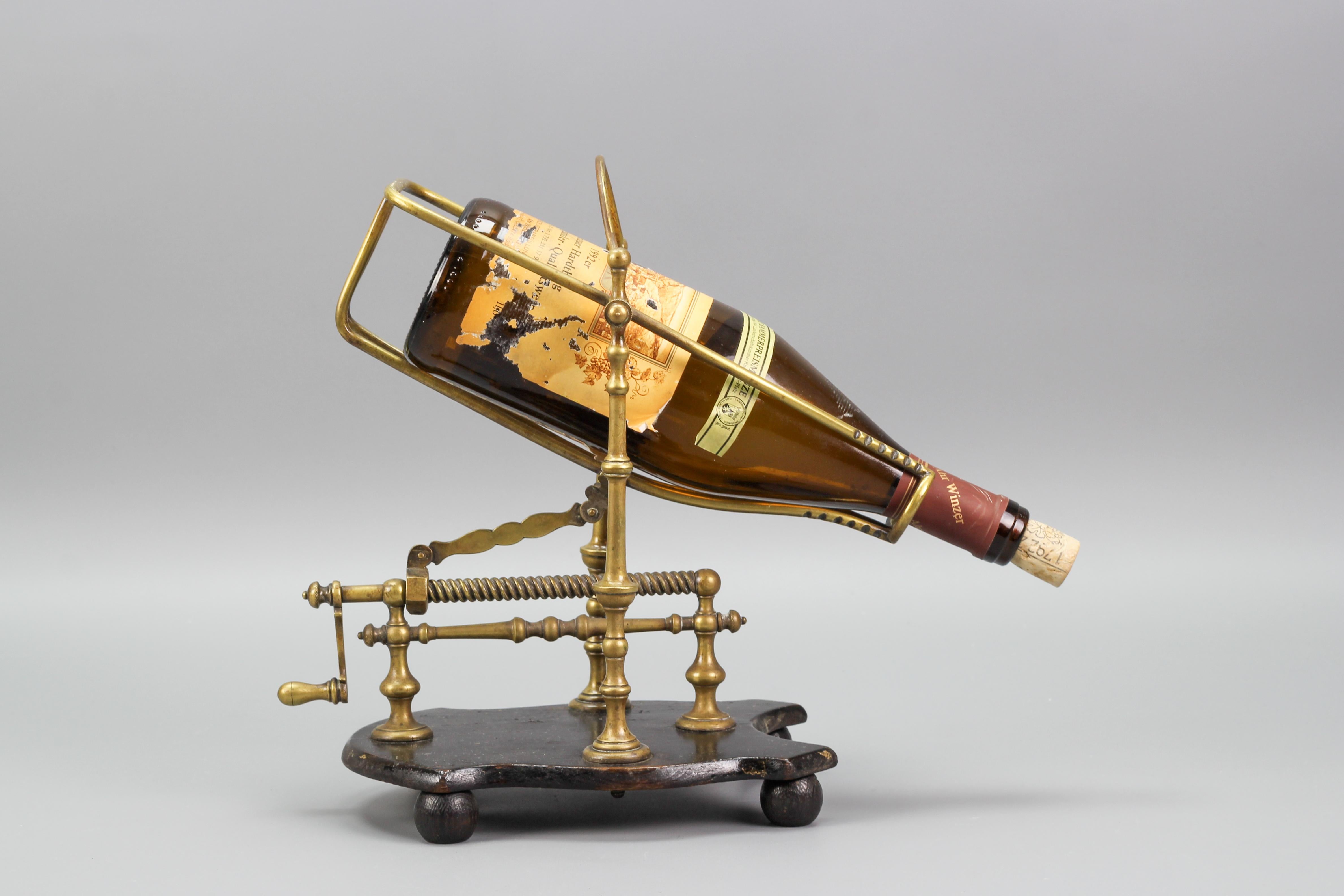Antike Französisch Messing Flaschenhalter Ausgießer Wiege in Wood Stand im Angebot 11