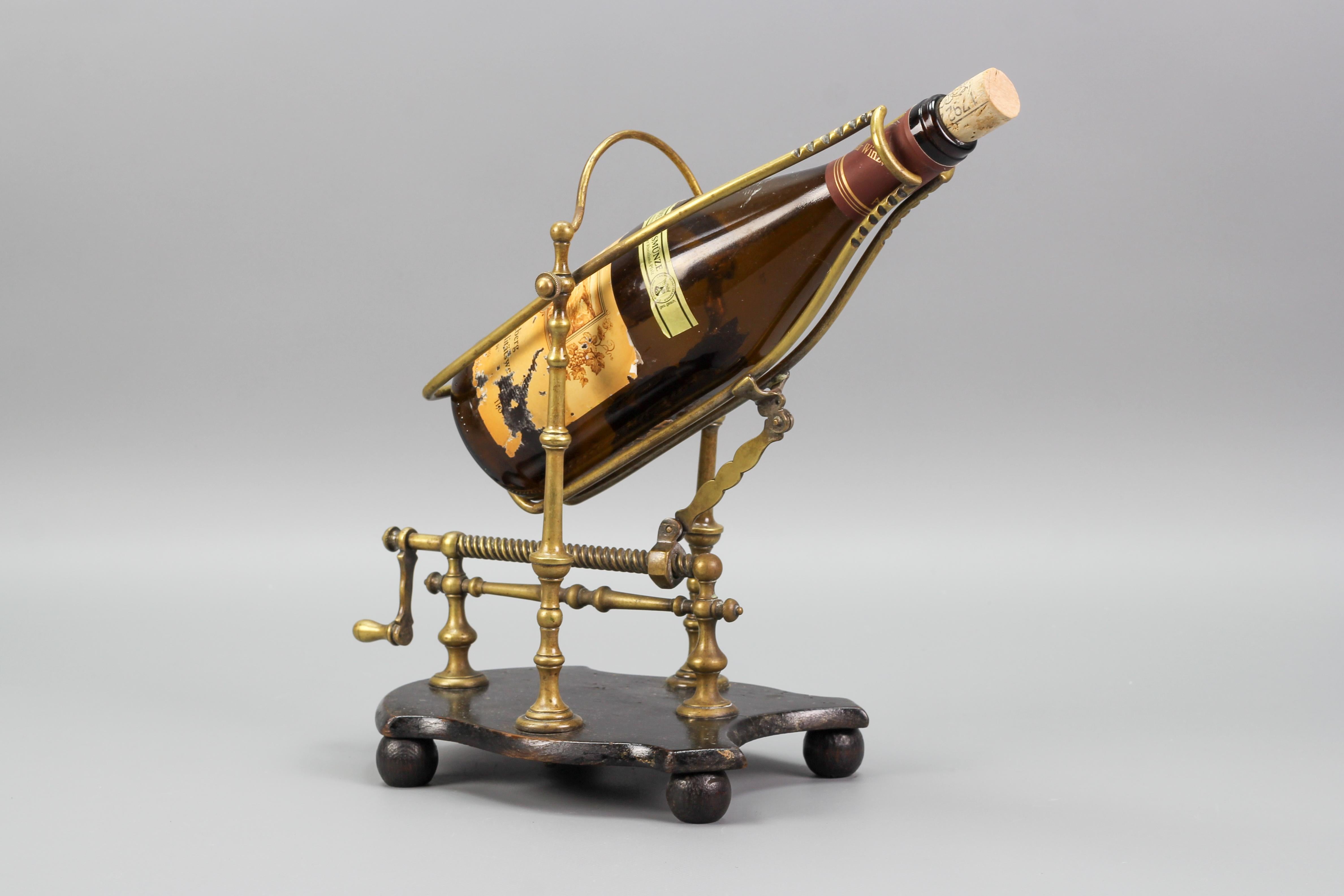 Antike Französisch Messing Flaschenhalter Ausgießer Wiege in Wood Stand im Angebot 15