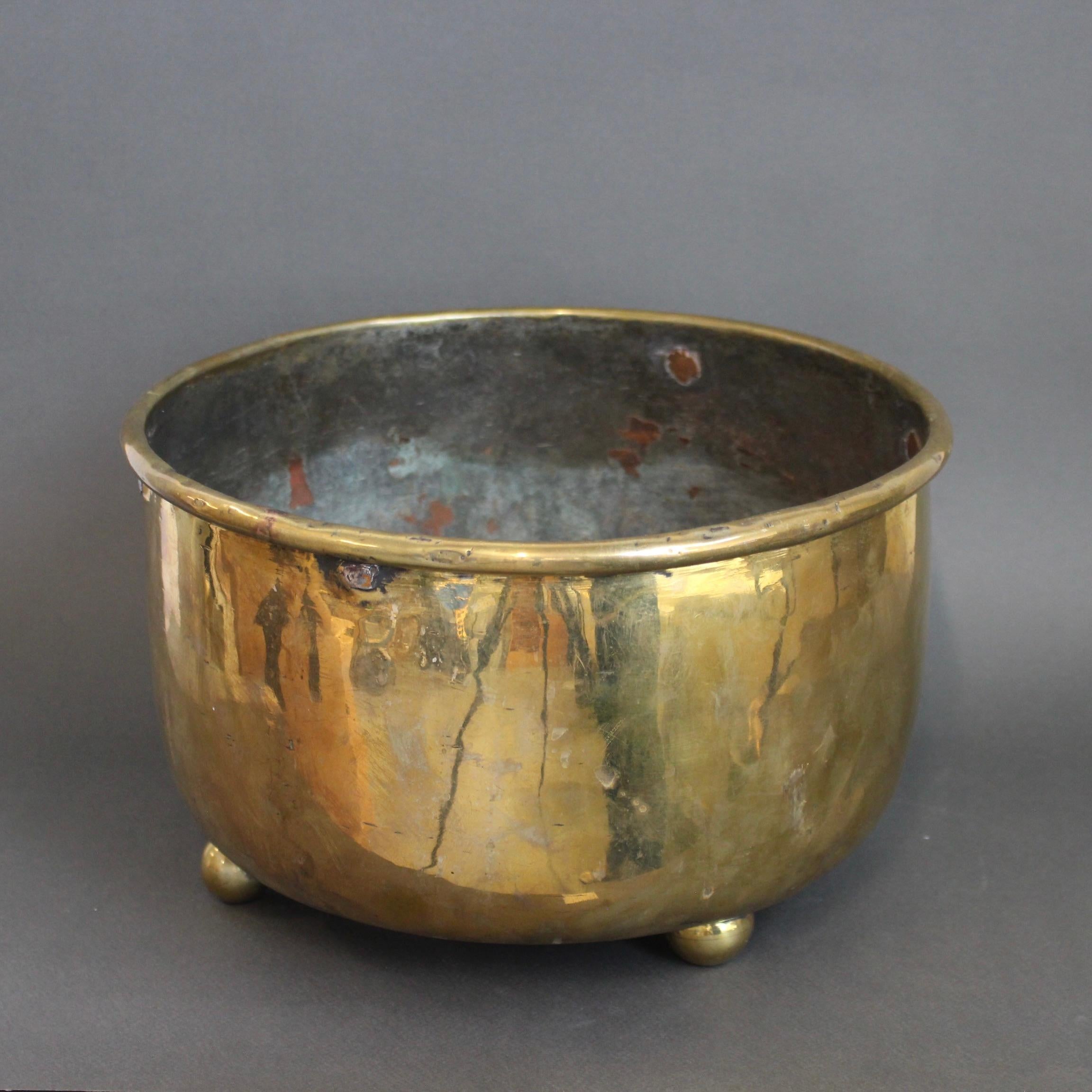 Luigi XIV Antique French Cachepot in ottone (circa 1700) in vendita