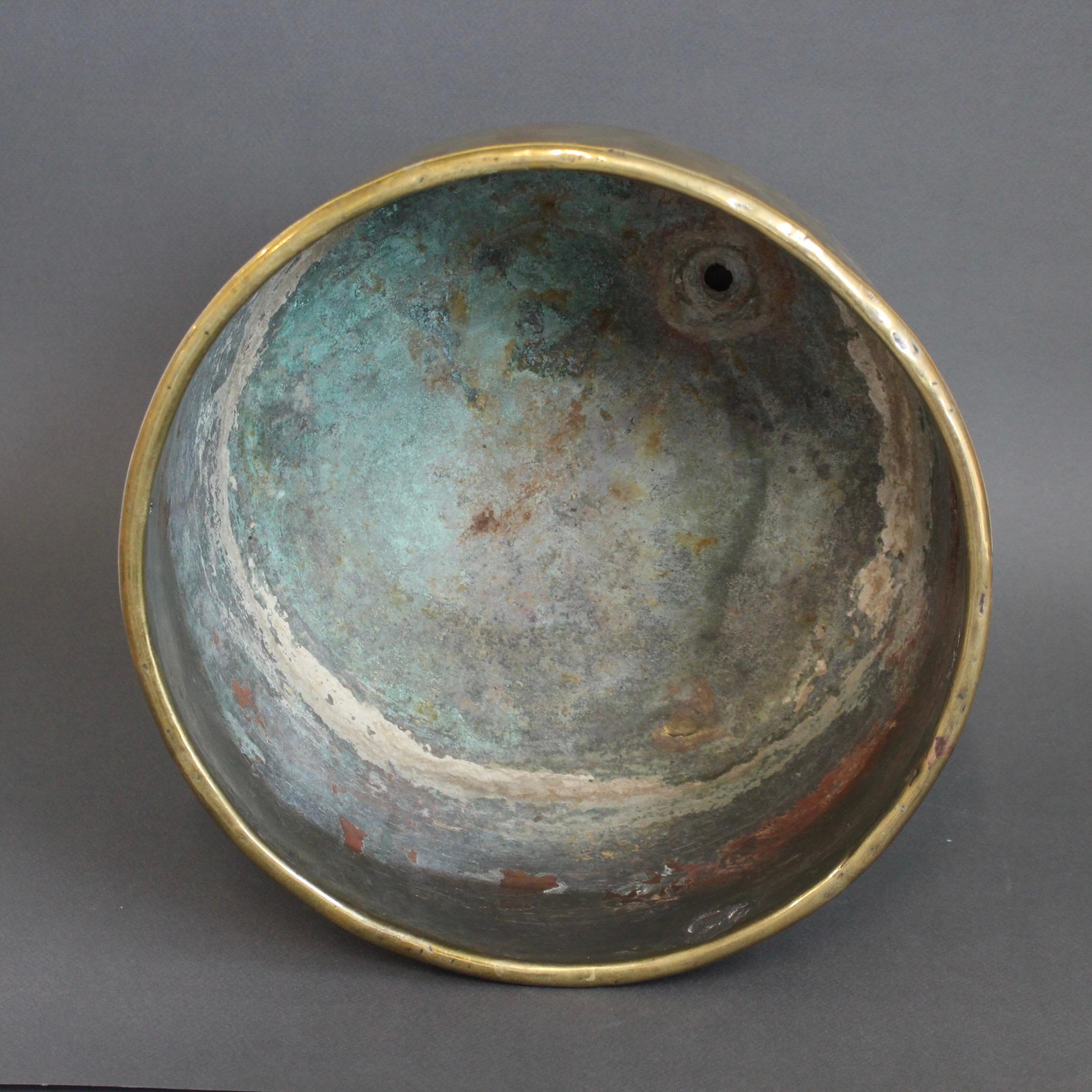 Francese Antique French Cachepot in ottone (circa 1700) in vendita
