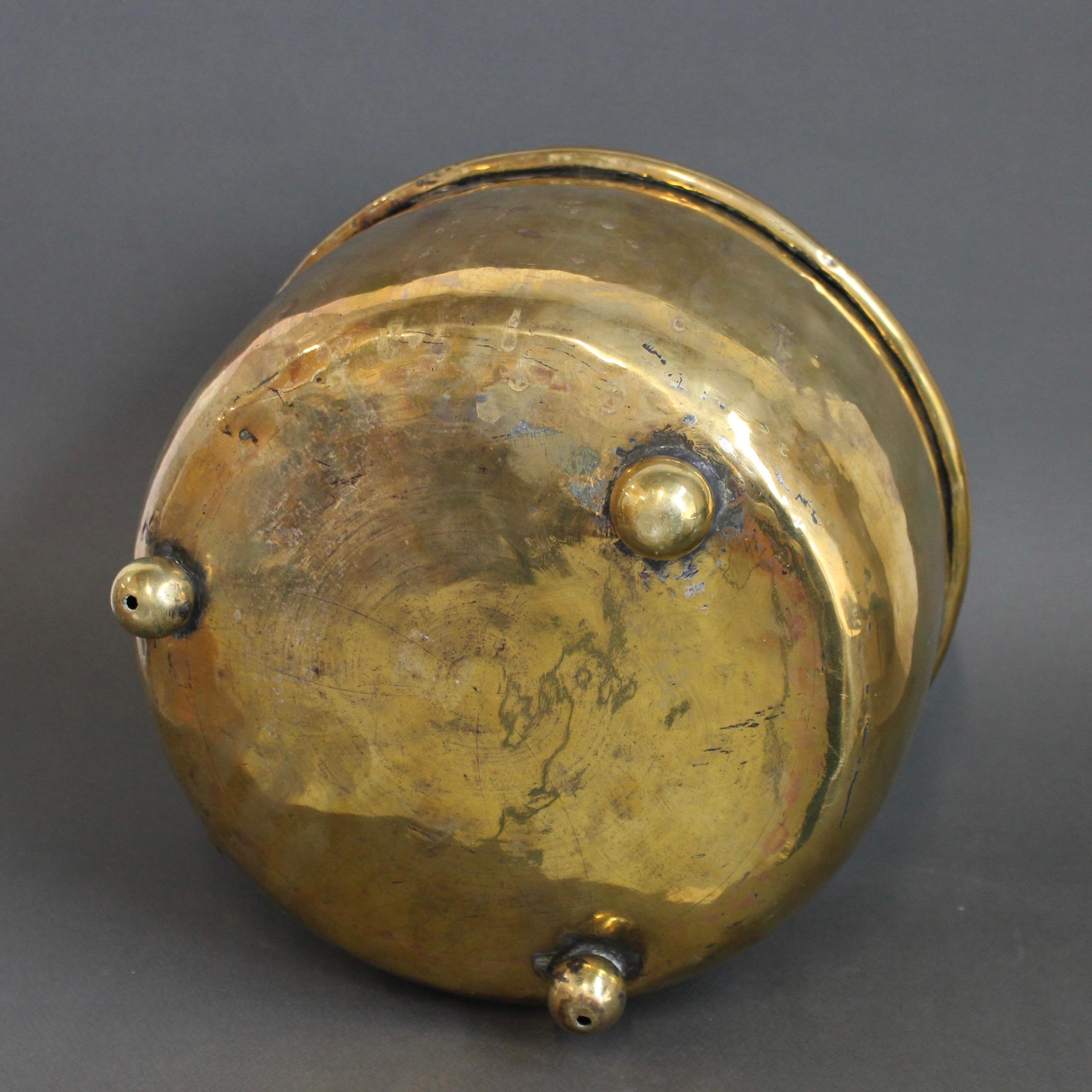 Antique French Cachepot in ottone (circa 1700) In condizioni buone in vendita a London, GB