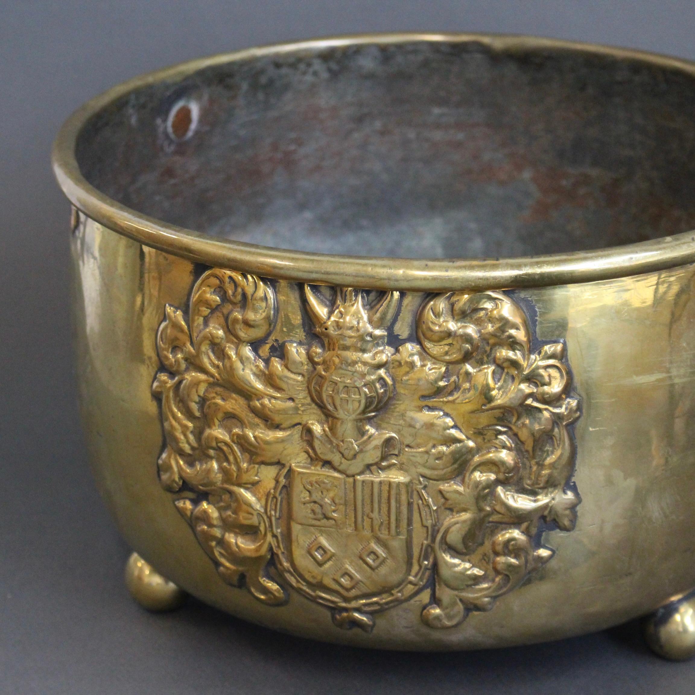 Fino al XVIII secolo Antique French Cachepot in ottone (circa 1700) in vendita
