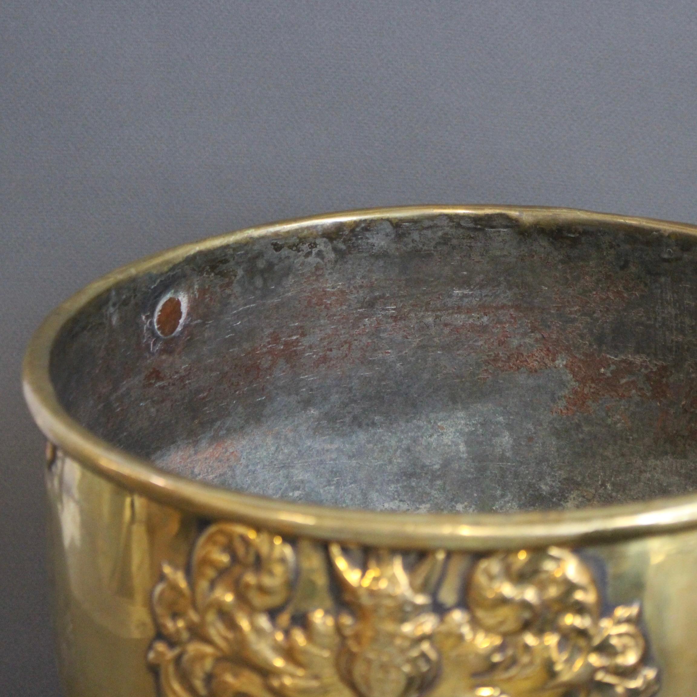 Ottone Antique French Cachepot in ottone (circa 1700) in vendita