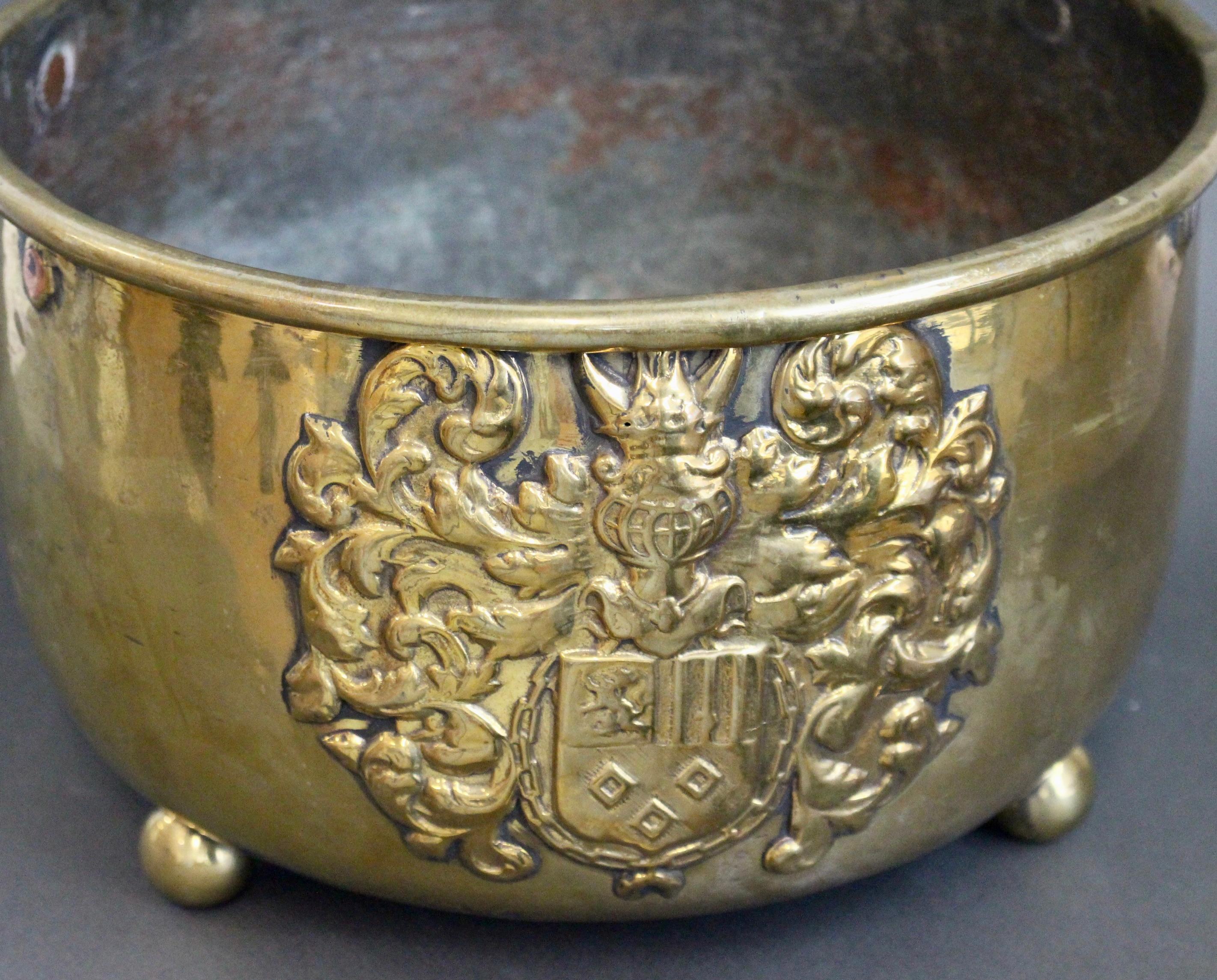 Antique French Cachepot in ottone (circa 1700) in vendita 1