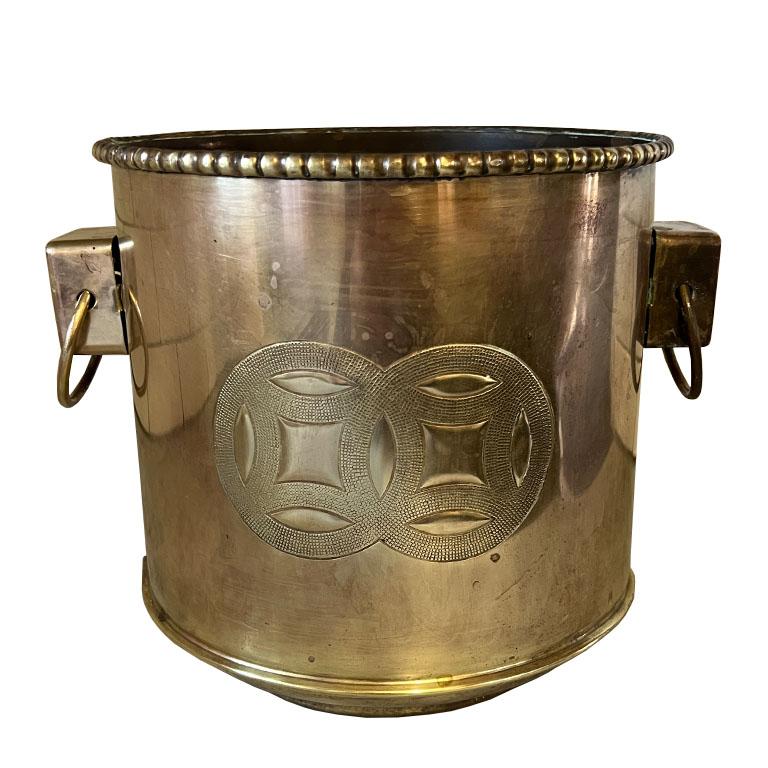 Antiker französischer Blumen- oder Weinkühler aus Messing mit ineinandergreifendem Ringmotiv (Neoklassisch) im Angebot