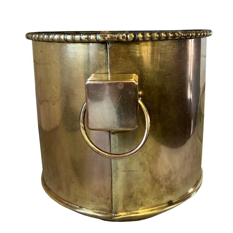 Antiker französischer Blumen- oder Weinkühler aus Messing mit ineinandergreifendem Ringmotiv (Französisch) im Angebot