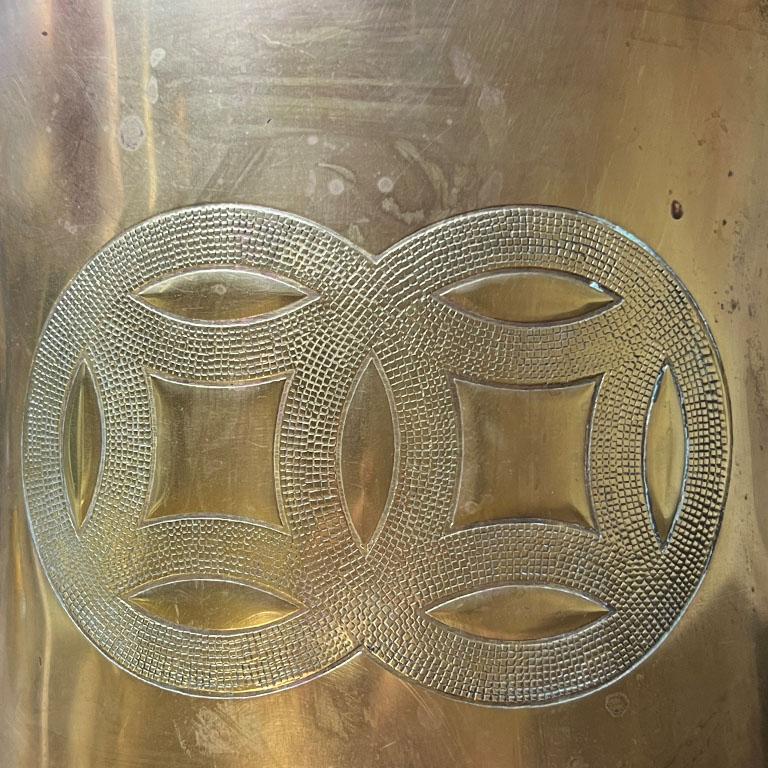 Antiker französischer Blumen- oder Weinkühler aus Messing mit ineinandergreifendem Ringmotiv (Metall) im Angebot