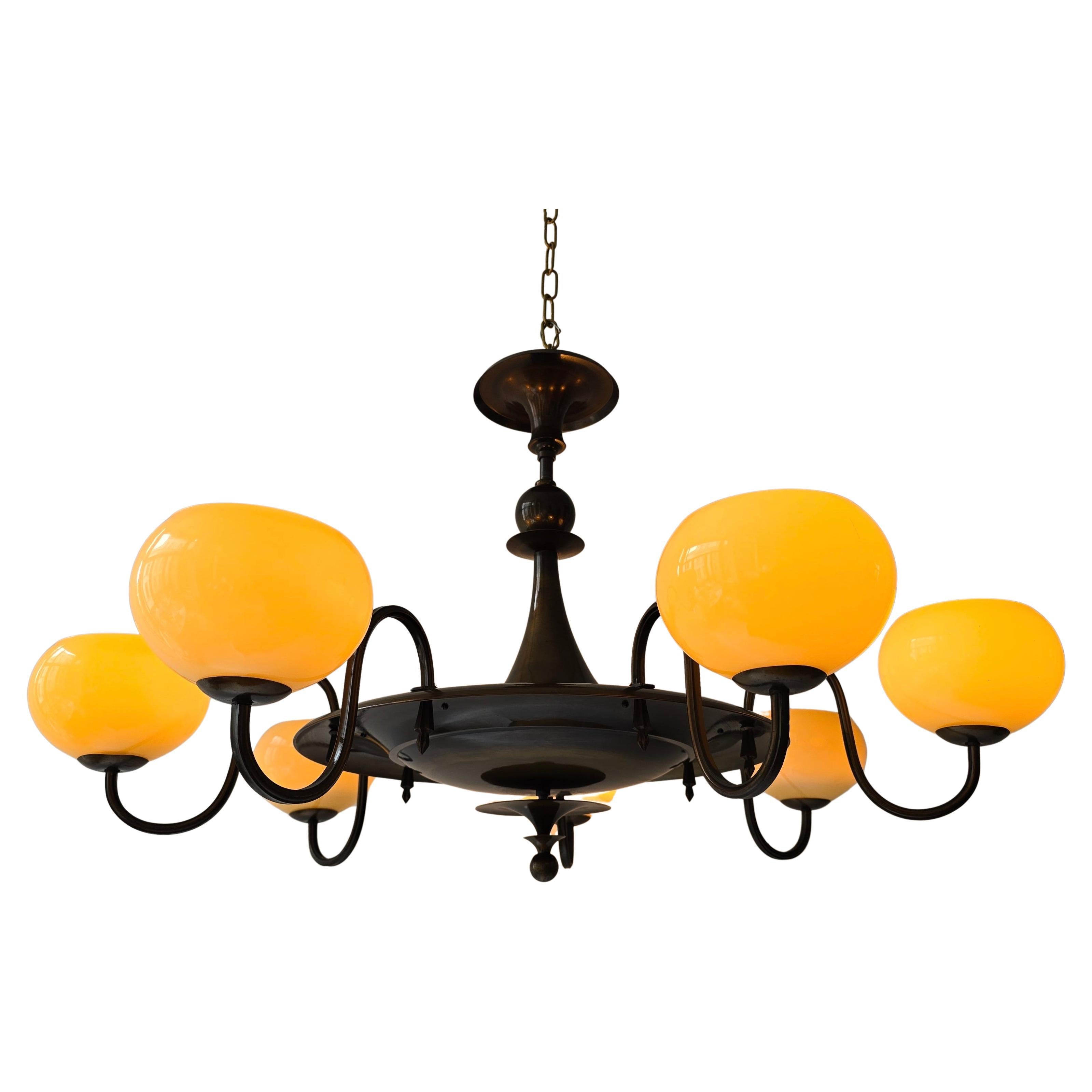 Antigua araña francesa de latón con cristal opalino ámbar - Art Déco temprano, circa en Bueno estado para la venta en Antwerp, BE