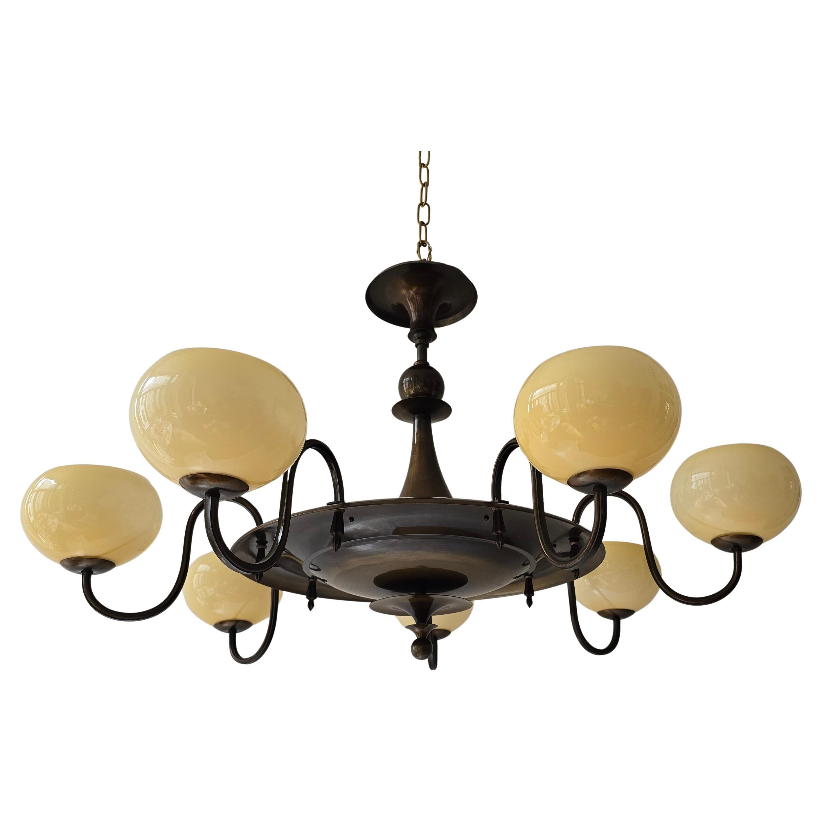 Antigua araña francesa de latón con cristal opalino ámbar - Art Déco temprano, circa siglo XX en venta