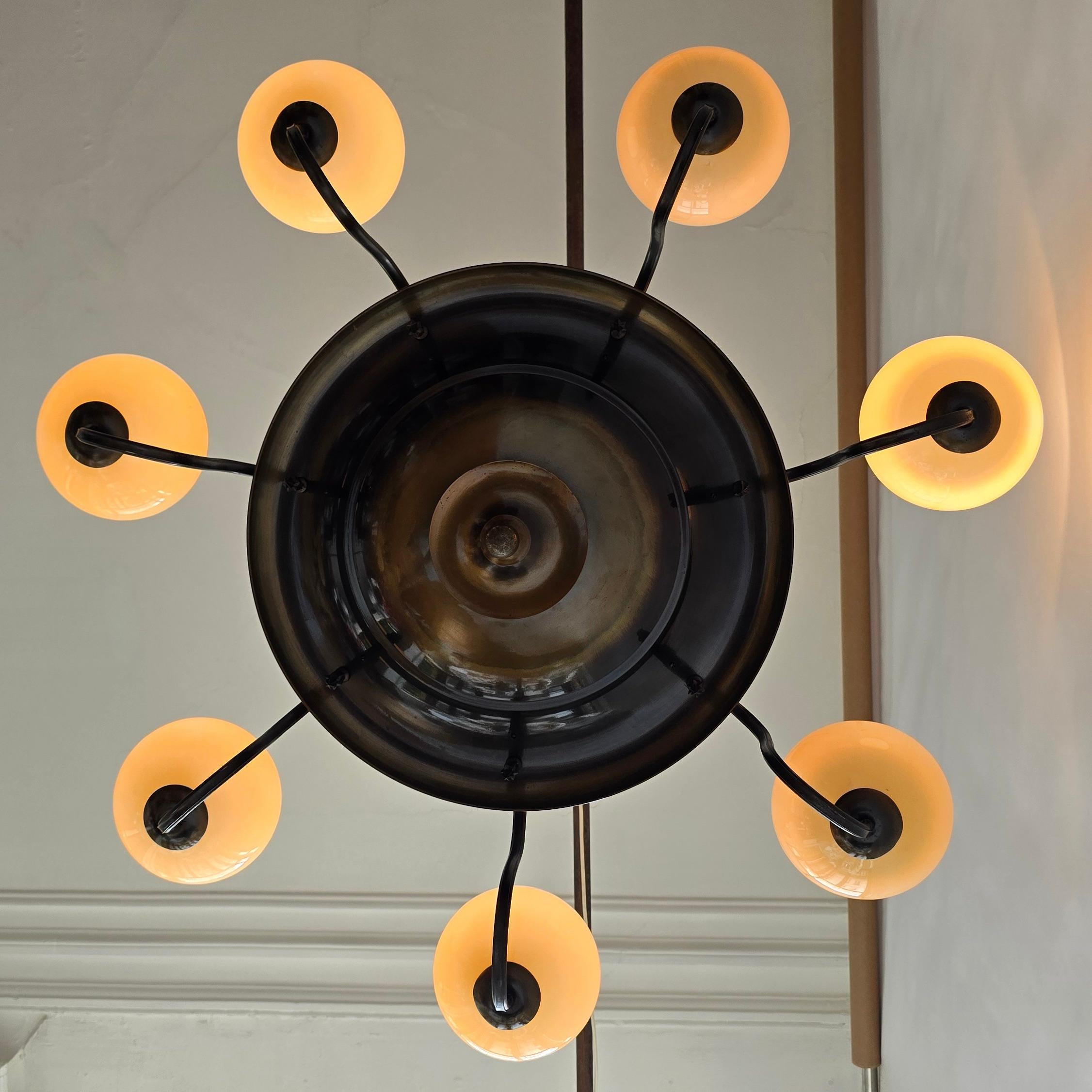 Antigua araña francesa de latón con cristal opalino ámbar - Art Déco temprano, circa Latón en venta