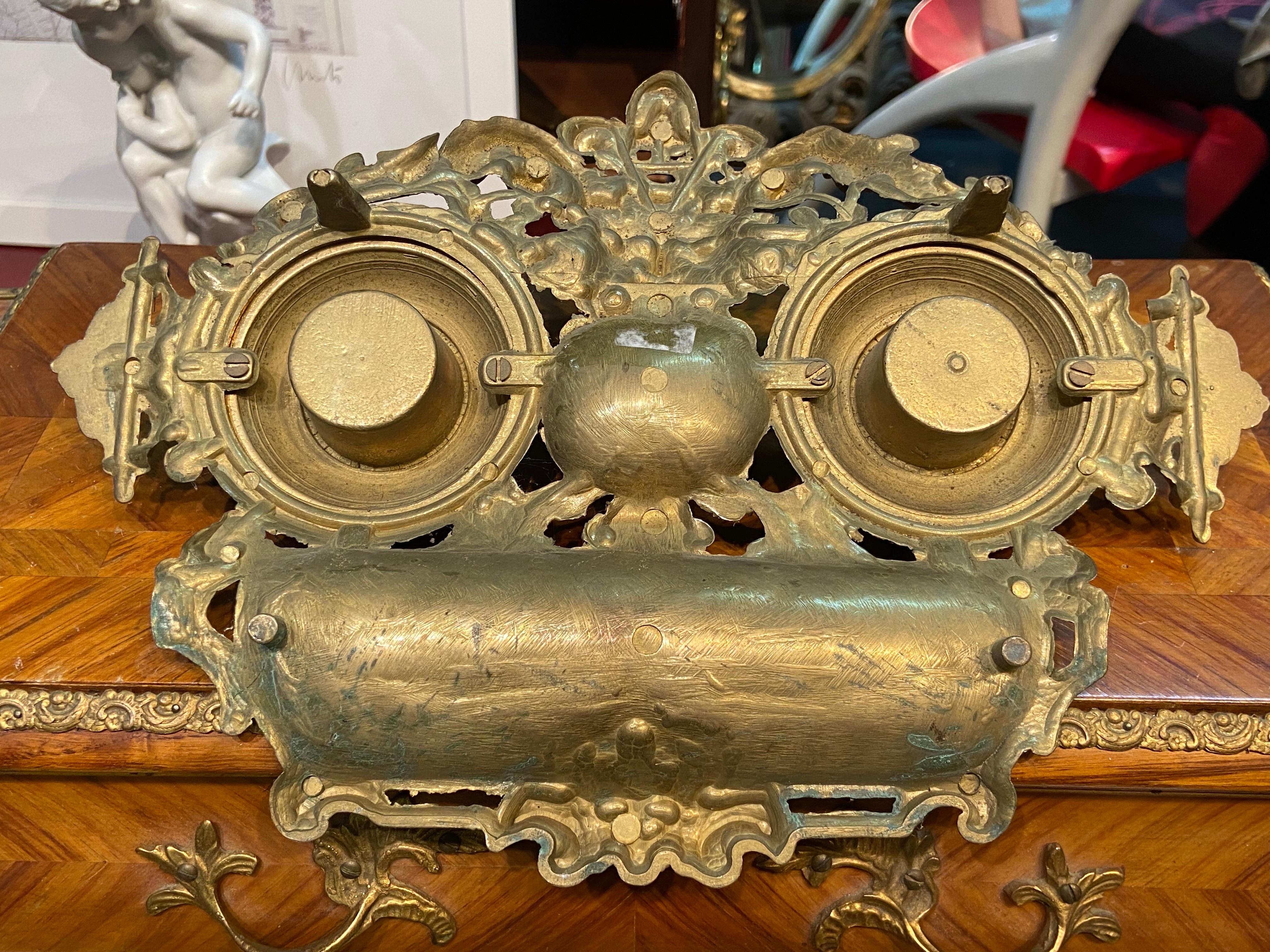 Doppeltes Tintenfass aus Messing mit detailliertem und sehr schönem Laubdekor.
Frankreich, um 1900.