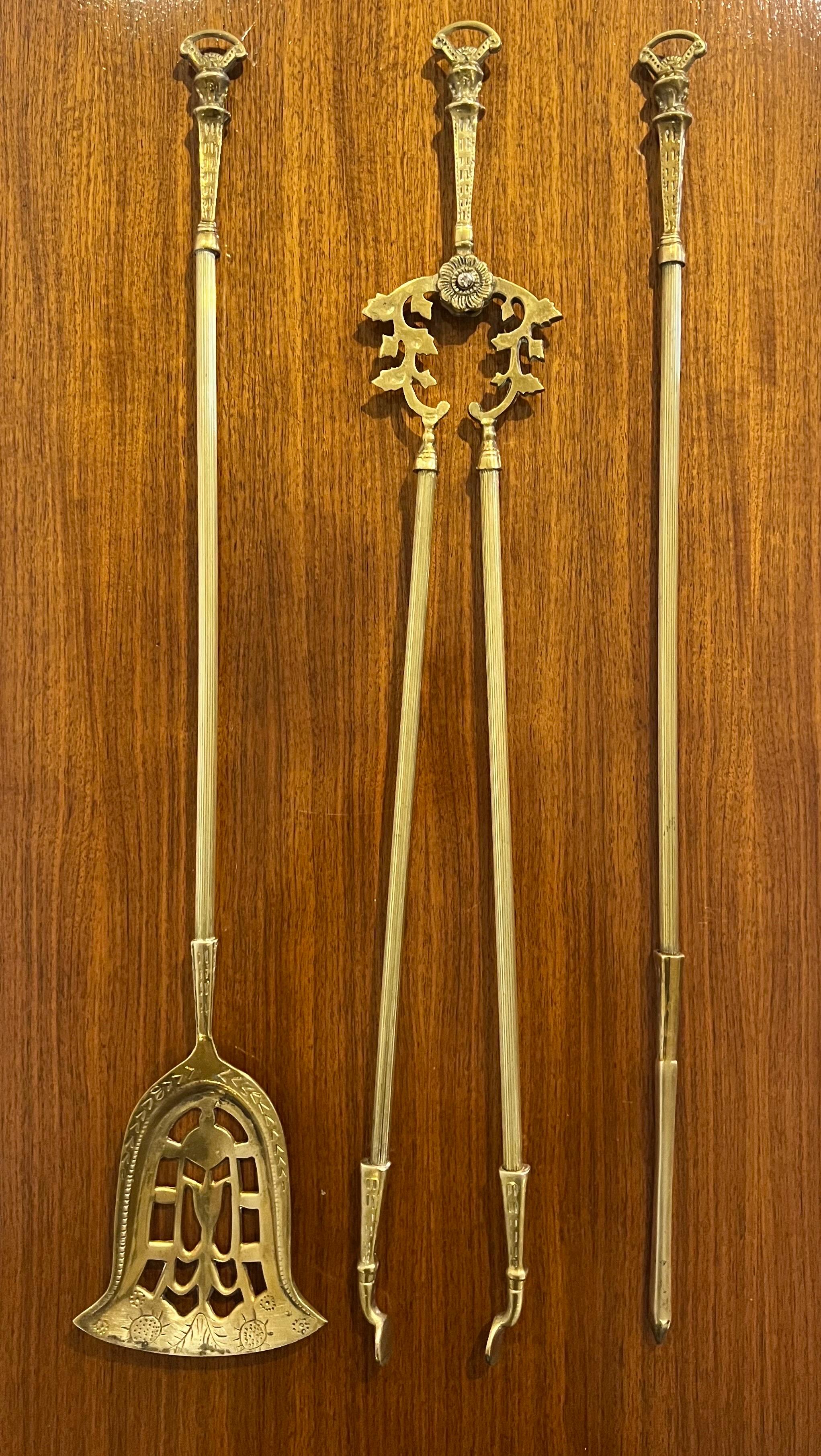 Ensemble d'outils de cheminée français antique en laiton sur le thème de la chasse en vente 6